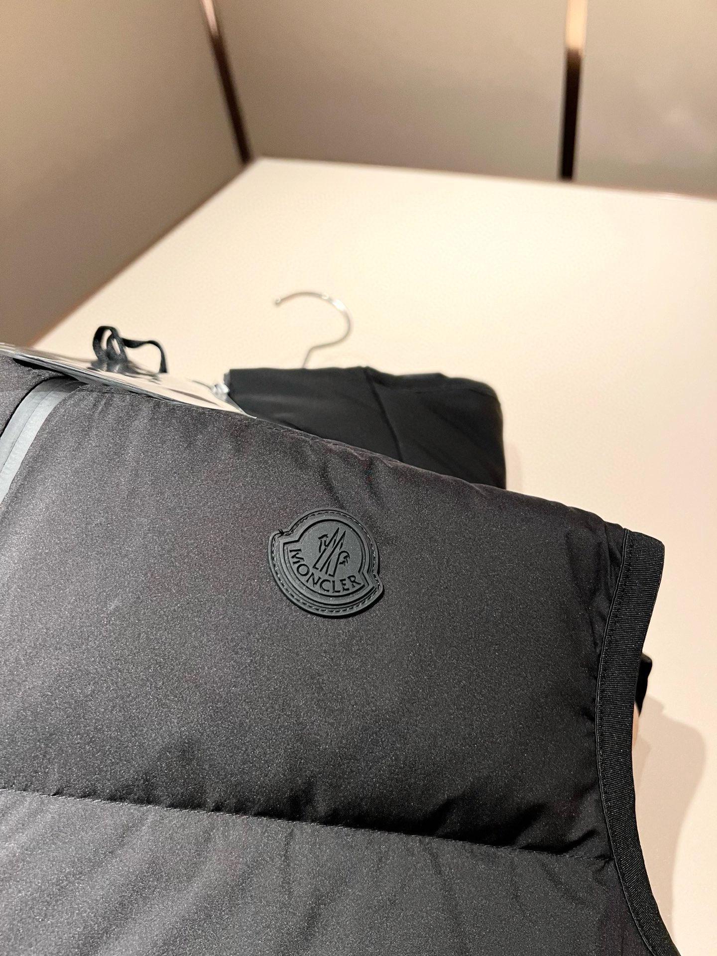 。Mon*ler蒙口 2025秋冬新款男女同款👫羽绒马甲 ！年度的压轴款登场...匠心技艺于一身的经典款