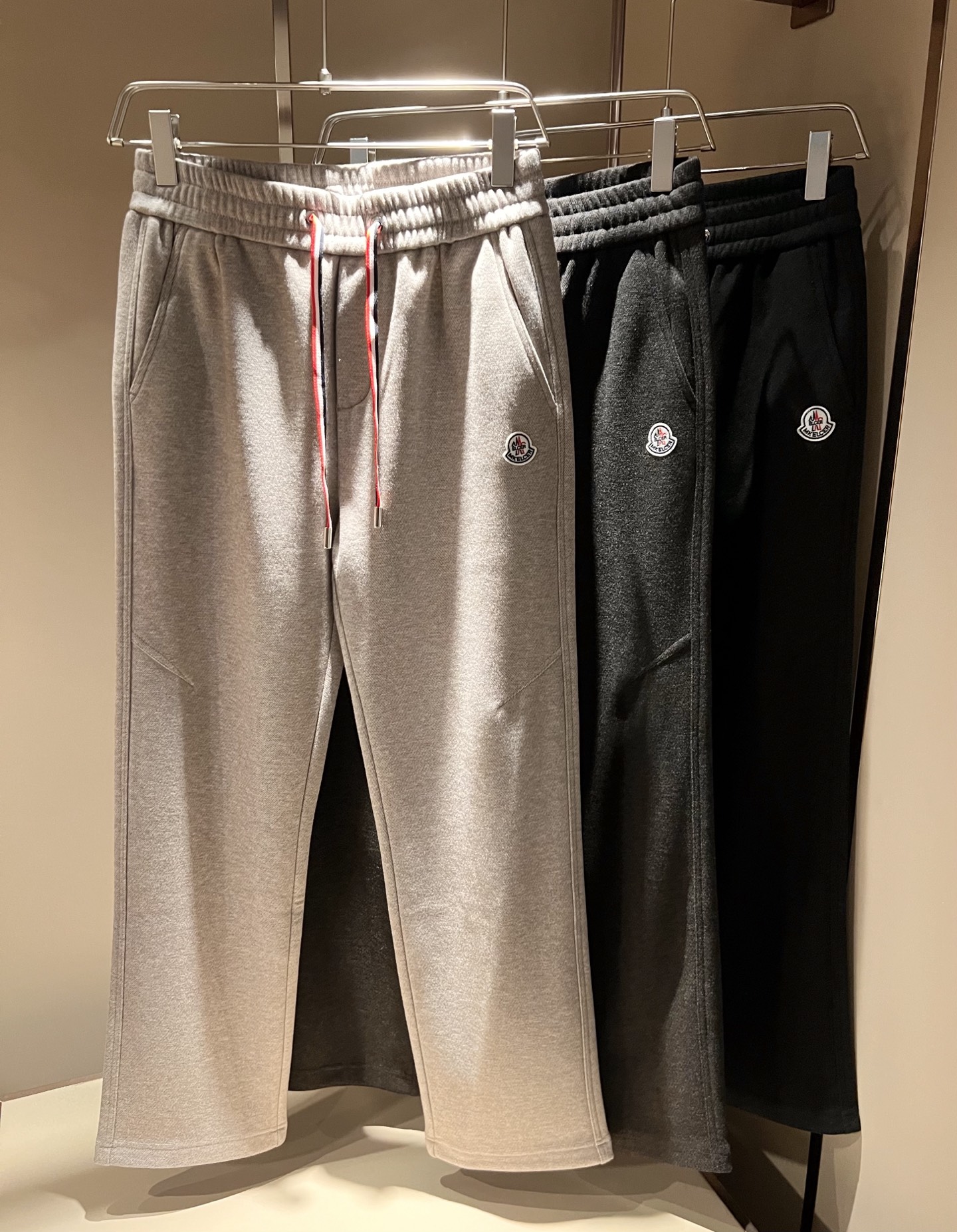 NO:612657,Moncl*r's latest trade order casual pants for autumn and winter 2025!  Full condition!  !  Logo embroidery design on the back!  Customized exclusive pure cotton fabric tailoring!  The upper body is comfortable and breathable, not stiff, and has a rich three-dimensional feel overall. It is a quality export order that meets the simple needs of commuters. The upper body effect is very good, slimming, and not picky about the figure. The fabric workmanship... is impeccable. Only good craftsmanship and good fabrics can make you wear a good taste. It is a must-have item for everyone!  Size M-4XL,,alexander wang19860909Moncl*r蒙*口2025秋冬最新的贸易订单休闲裤！全品相！！后幅logo图案刺绣设计！定制专属纯棉面料剪裁！上身舒适透气,不僵硬,整体有着丰富的立体感,品质出口订单,满足通勤人们对于着装的简约需求,上身效果很好,显瘦,不挑剔身材.面料做工....无可挑剔,好工艺好面料才能穿出好品味一款,人手必备单品！尺码M-4XL,,alexander wang,Men's clothing