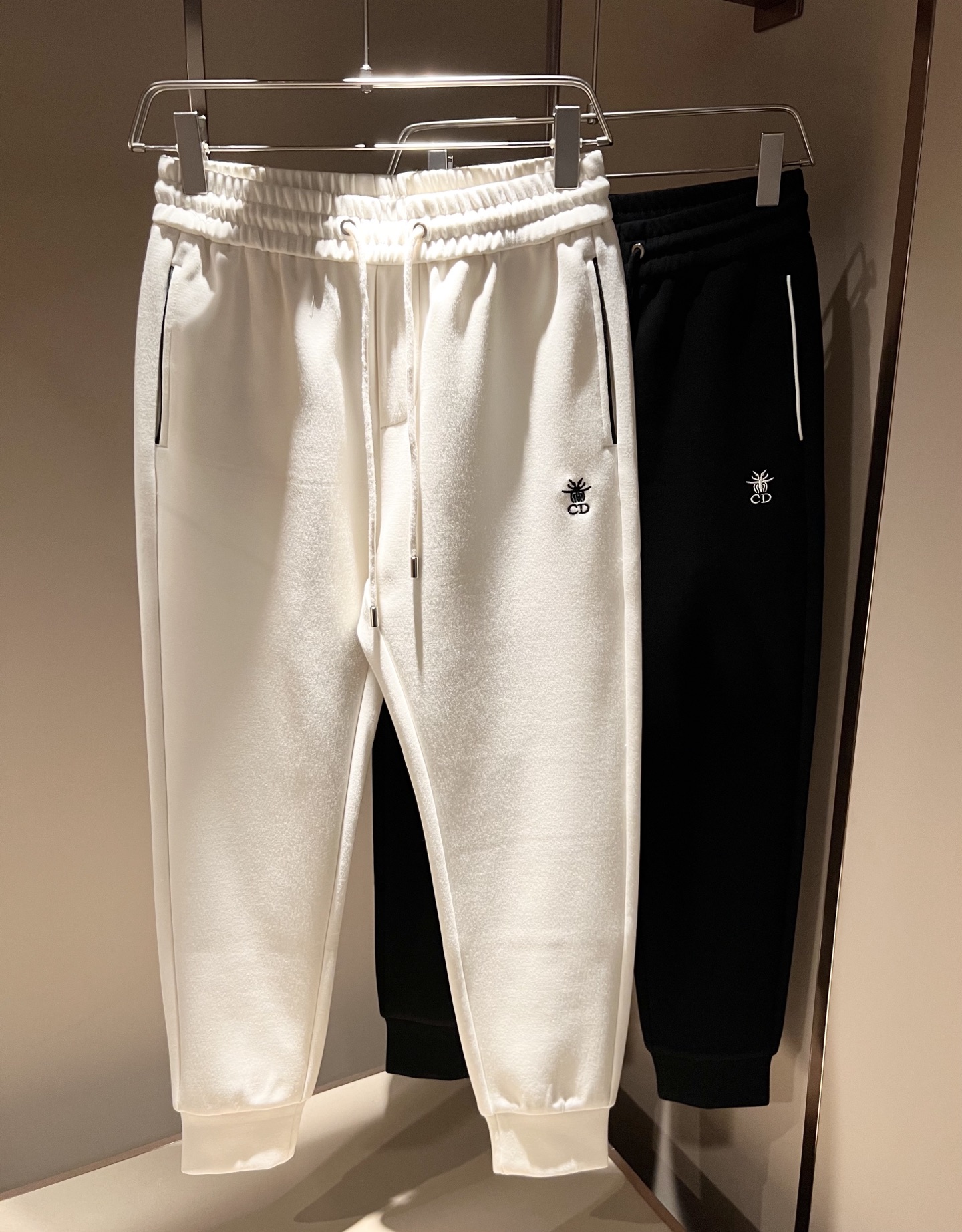 NO:612654,Dior's new 2025 autumn and winter men's casual trousers, a high-end quality choice... A versatile trousers with elastic waist and drawstring casual pants, it is also an indispensable matching artifact in men's wardrobe, and it is a practical classic style!  The design style of the entire pair of casual pants is simple and fashionable, which is very consistent with the low-luxury style setting. It has excellent skin-friendly value, is easy to wear, and has a full-featured logo design on the back!  This trousers is made of high-quality pure cotton fabric. The fabric is comfortable, soft and delicate to the touch, has a good vertical feel, and has a bright and clear texture on the surface. It looks very textured and full of fine and high-end charm. It has first-class and exquisite straight-leg tailoring, with meticulous and smooth routing. It is a trousers that looks good in any casual style. If you like it, hurry up and get it, good products don’t wait for others!  Size M-4XL,,dior,dior,alexander wang19860909Dior 迪奥 2025秋冬新款男士休闲裤,高端品质之选……一款松紧腰抽绳休闲卫裤兼备的百搭裤装,也是男士衣橱里不可缺少的搭配神器,属于实穿型的经典款式！整条休闲裤的设计风格简洁时尚,非常符合低奢的风格设定,亲肤值优越,穿着方便,细节感十足后幅logo设计！此款裤装采用优质纯棉面料打造而成,面料舒服,手感柔软细腻,有着很好的垂直感,表面亮泽清晰的纹理,看上去非常有质感,细品高级韵味十足.一流精湛的直筒版型裁剪,走线细致平顺工整,休闲随意怎么搭配都好看的裤装,喜欢的赶紧入手吧,好货可不等人！尺码M-4XL,,dior,dior,alexander wang,Men's clothing