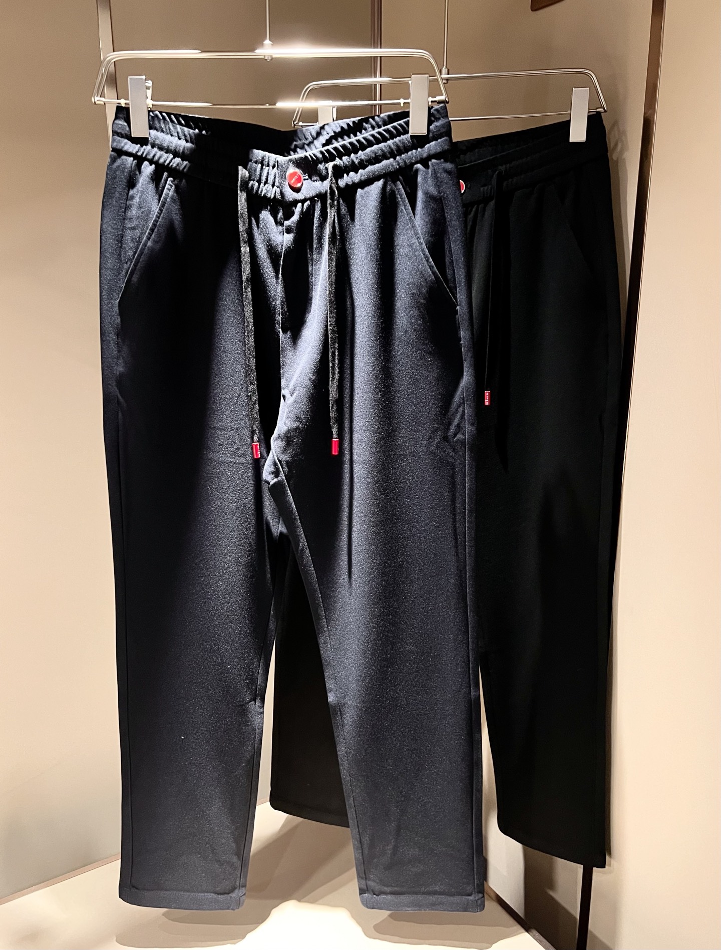 NO:612660,Kiton 2025 autumn and winter new men's high-end casual and versatile all-season commuting slim-cut casual pants!  For fans, such an elegant classic design is enough to attract attention at a glance. It is the most handsome series among all jeans this year. I only need to take a look to know that this will definitely be a sensational hit and popular all over the Internet. It is made of classic slim-fitting three-dimensional tailoring and is equipped with the latest logo pattern hardware decoration design!  A very representative waist brand modification!  It simply and easily demonstrates the charm of the brand, and naturally presents specifications, grades, fashion and trendy effects. It has perfect matching performance and can easily wear with a sense of luxury and high-end effects!  Made of top quality imported Japanese washed denim cotton, it is very comfortable, breathable and has a natural drape, making it suitable for all year round wear!  !  This style of jeans is made with a three-dimensional cut and a small straight fit. Its single-matching magic and practical wearability are understandable. Whether you are wearing it for daily wear or appearing on the high street, it is the best choice. It is super charming!  At the same time, it perfectly demonstrates its specifications and rank!  Obviously, this is a great product that you absolutely must buy. You must buy this product. It is a product that is highly recommended!  Size M-3XL,,jeans,alexander wang19860909Kiton 2025秋冬新品男士高端休闲百搭四季通勤修身剪裁休闲裤！对于粉丝来说,这样大气的经典设计足矣一眼种草,是今年所有牛仔裤当中最帅的一个系列,我只需要看一眼就知道,这绝对会是一个引起轰动的爆款,而且全网风靡,经典的修身立体剪裁版型打造,配置了最新的logo图案五金装饰工艺设计！极具代表性腰牌修饰！简单轻松的彰显出品牌魅力所在,自然而然的呈现规格,档次,时髦以及新潮效果,搭配性能满分,轻松穿出高级感与高端效果！顶级的进口日本洗水牛仔棉质打造,并舒适透气感满分,且垂感自然,适合一年四季的穿搭所需！！此款牛仔裤采用了立体裁剪小直筒版型打造,其单配魔力与实穿性是无可厚非的,不管你是日常穿搭还是高街出镜都是不二之选,超具魅力！同时也是完美的展现了其规格和段位所在！很显然,这是一款绝对要收的重磅好货,此款你都必须要收,极力推荐的好货！尺码M-3XL,,jeans,alexander wang,Men's clothing