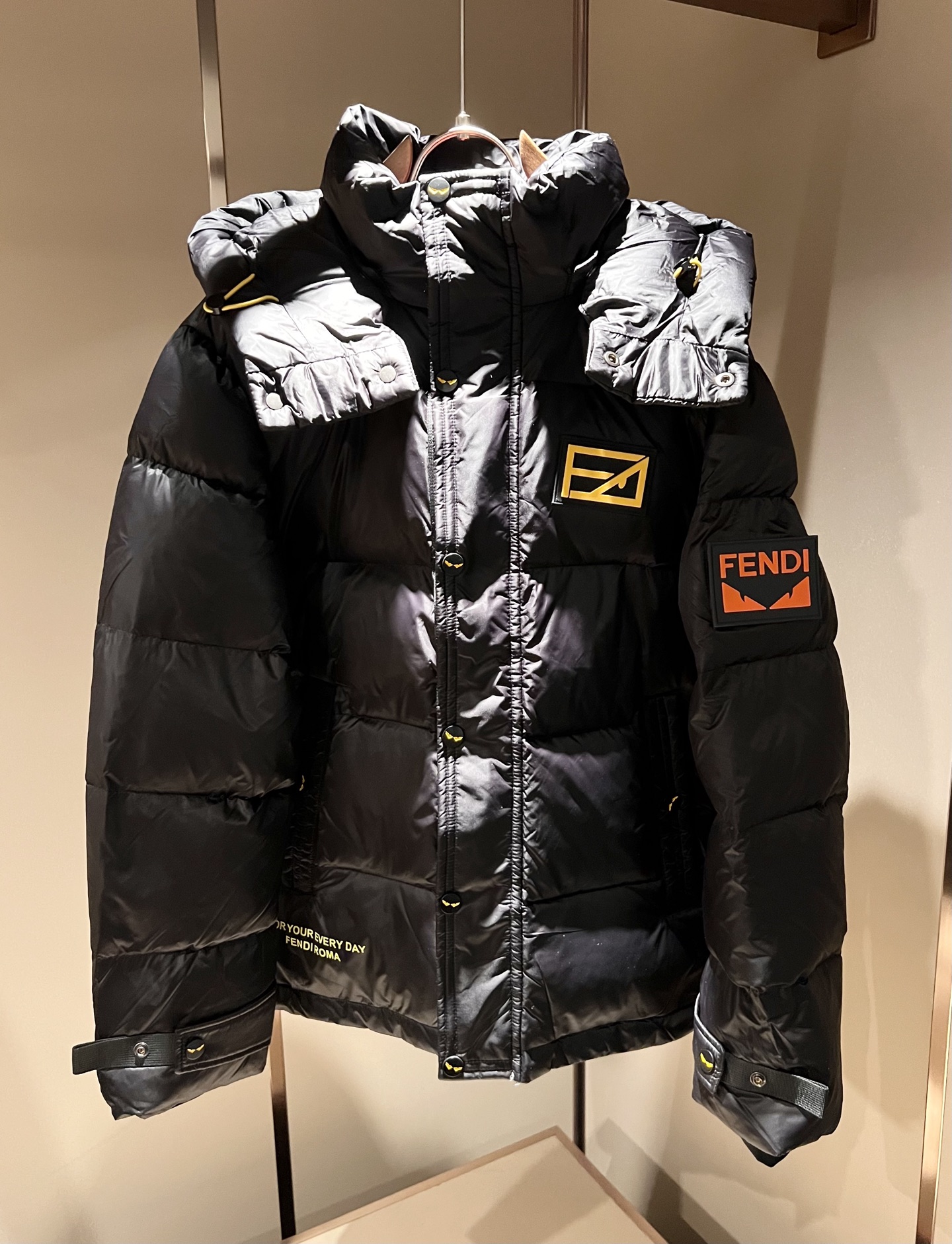 NO:612646,Fen*di Fen*di original purchase boutique 2025 autumn and winter official website latest men's and women's down jacket original custom-made polyester fiber fabric, brand logo hardware design!  The material logo highlights the brand characteristics. It is cute. The fabric is filled with thick down. The national standard is 95 white goose down with 10 pieces. When pressed, the down is light and fluffy. The upper body is light and warm. All three standards are complete. Original hardware accessories. The down filling is very thick and warm. No velvet and no odor. Counter comparison and inspection are welcome. Sizes M-3XL, fendi, jackets & coats, down jacket, alexander wang19860909Fen*di芬*迪 原单代购精品2025年秋冬官网最新款男女同款羽绒外套原版订制客供聚酯纤维面料,设计品牌Logo五金工艺设计！材质标志彰显品牌特征,萌萌哒,面料内里充绒厚实,国标95充绒白鹅绒10毛片,按压下去羽绒轻薄而蓬松,上身轻巧保暖,三标齐全,原厂五金辅料.充绒非常厚实保暖不钻绒无异味 欢迎专柜对比验货 尺码M-3XL,,fendi,jackets & coats,down jacket,alexander wang,Men's clothing