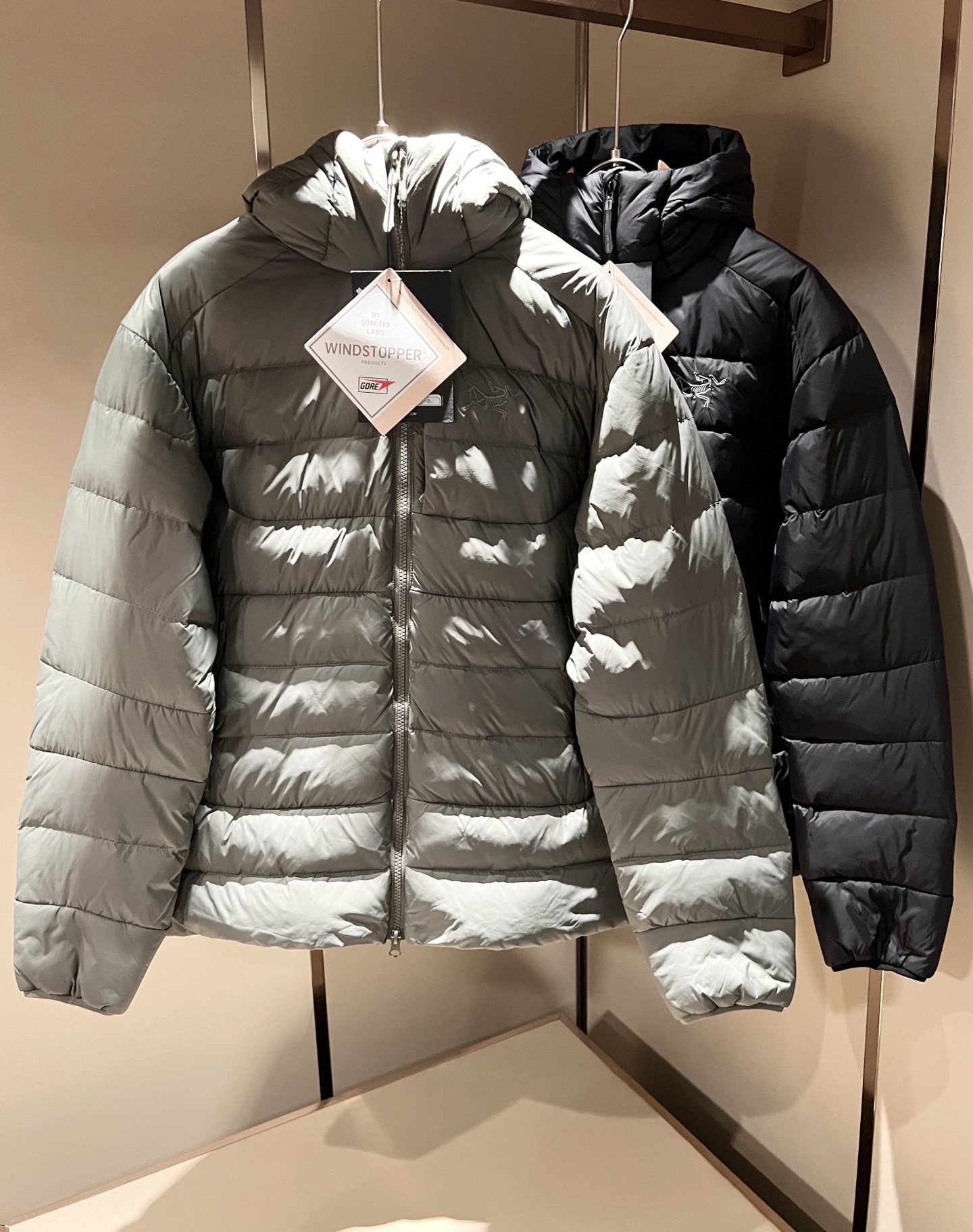 NO:612616,ARCTER *  In addition to its considerable attainments in style design, the most obvious or best thing is that it has deeper unique insights and attainments in fabrics. Through continuous structural research and problem solving, it is characterized by unique research on fabrics. These alone are enough to support it to become one of the leading new logo brand images in the clothing manufacturing industry. This model is made of quick-drying fabric!  Through precision workmanship, the hand feels smooth and soft, and it has both natural beauty and comfort. The large body shape is simple and clean, and the fabric shows a different hazy structural beauty. It is exclusively customized by opening a mold. The fabric tests the skills of the workers and can be smooth and compliant without wrinkles!  Logo pattern laminated design on the chest!  It really tests the handicrafts of each master!  It makes the whole thing clean and neat, without leaving a trace of thread. Nowadays, the neutrality that is pursued in life is also more refined in life!  Size S-2XL,arc'teryx,jackets & coats,jackets & coats,down jacket,alexander wang19860909ARCTER*X始*祖鸟 2025秋冬新款羽绒夹克外套,户外品牌可能大家第一想到的就是加拿大鹅、始祖鸟.给人一种标签试的感觉！除了在款式设计上颇有造诣之外,最明显或者说最为拿手的,应该就是在面料上的拥有更深独特见解跟造诣了.通过不断地结构研究和问题处理,在以面料独特研究为特征,仅凭这些就已经足以支撑其成为服装制造行业中,首屈可数的新标志品牌形象.此款采用速干面料材质！通过精工手感细滑柔软,同时兼具自然美感跟舒适度.大身上版型裁剪简洁干净,面料上显现出了不一样朦胧的结构性美感来.独家开模定制而成,面料及其考验工人的技术,能做到平整服帖又不起皱！胸前logo图案压胶设计！真的是很考验每位师傅的手工制作！使得整体干净利索,不留一丝线头.现在对于生活有所追求的中性也在生活中更为精致！尺码S-2XL,arc'teryx,jackets & coats,jackets & coats,down jacket,alexander wang,Men's clothing