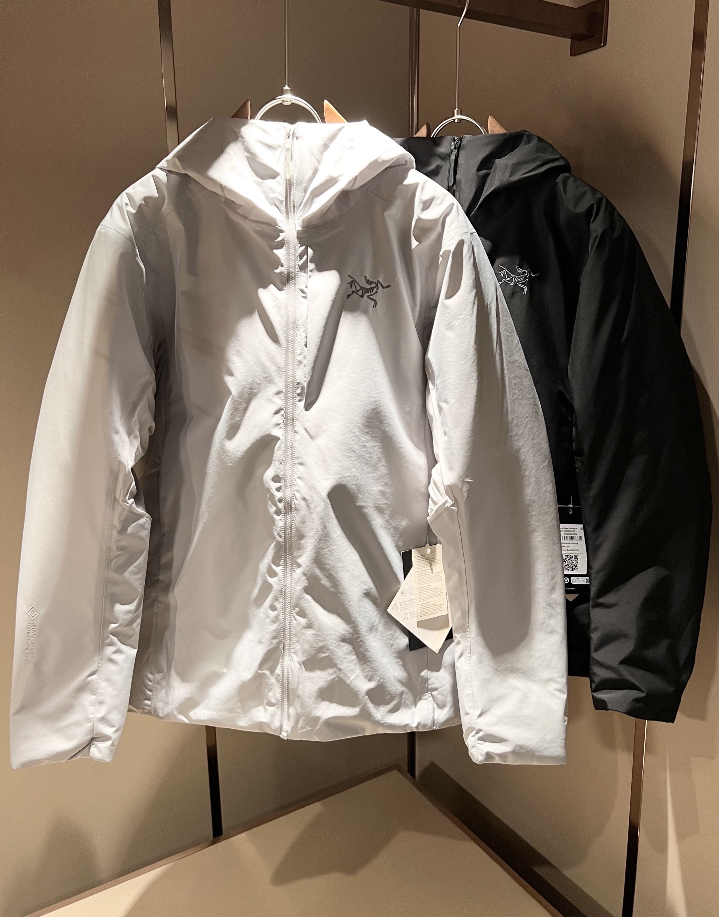 NO:612631,ARCTER *  In addition to its considerable attainments in style design, the most obvious or best thing is that it has deeper unique insights and attainments in fabrics. Through continuous structural research and problem solving, it is characterized by unique research on fabrics. These alone are enough to support it to become one of the leading new logo brand images in the clothing manufacturing industry. This model is made of quick-drying fabric!  Through precision workmanship, the hand feels smooth and soft, and it has both natural beauty and comfort. The large body shape is simple and clean, and the fabric shows a different hazy structural beauty. It is exclusively customized by opening a mold. The fabric tests the skills of the workers and can be smooth and compliant without wrinkles!  Logo embroidery design on the chest!  It really tests the handicrafts of each master!  It makes the whole thing clean and neat, without leaving a trace of thread. Nowadays, the neutrality that is pursued in life is also more refined in life!  Size S-2XL,arc'teryx,jackets & coats,jackets & coats,alexander wang19860909ARCTER*X始*祖鸟 2025秋冬新款棉服夹克外套,户外品牌可能大家第一想到的就是加拿大鹅、始祖鸟.给人一种标签试的感觉！除了在款式设计上颇有造诣之外,最明显或者说最为拿手的,应该就是在面料上的拥有更深独特见解跟造诣了.通过不断地结构研究和问题处理,在以面料独特研究为特征,仅凭这些就已经足以支撑其成为服装制造行业中,首屈可数的新标志品牌形象.此款采用速干面料材质！通过精工手感细滑柔软,同时兼具自然美感跟舒适度.大身上版型裁剪简洁干净,面料上显现出了不一样朦胧的结构性美感来.独家开模定制而成,面料及其考验工人的技术,能做到平整服帖又不起皱！胸前logo图案刺绣设计！真的是很考验每位师傅的手工制作！使得整体干净利索,不留一丝线头.现在对于生活有所追求的中性也在生活中更为精致！尺码S-2XL,arc'teryx,jackets & coats,jackets & coats,alexander wang,Men's clothing