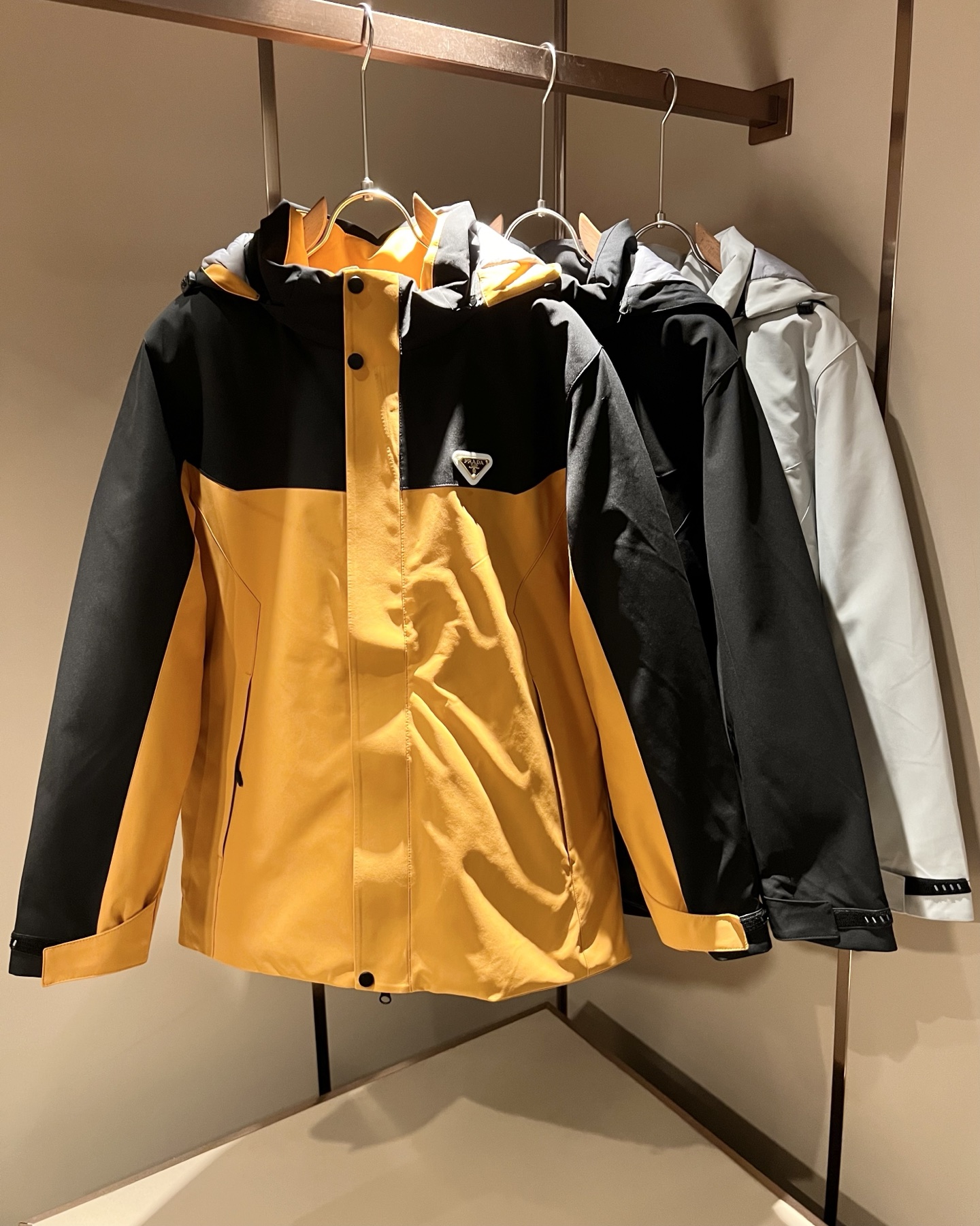 NO:612611,PRAD*A 2025 autumn and winter casual cotton jackets, the latest fashionable casual zipper jackets, fashionable jackets! Trading company channels are rare, and they are sold simultaneously on the official website. The most anticipated high-quality goods by gods and goddesses are coming, allowing you to feel what real luxury has connotation! This jacket is made of P's professionally customized light technical fabrics. The surface is neat, smooth and shiny, and the texture is obvious through the screen. The upper body is comfortable and light for the most enjoyable wearing experience!  Exquisite accessories and logo hardware accessories on the chest!  It perfectly enhances the overall sense of luxury and class, and you can get the high-end luxury atmosphere at a glance! The jacket is cut in a basic and conventional style, and the upper body is versatile, simple and unobtrusive. It can easily cope with various occasions and environments. It is undoubtedly a must-have product for daily commuting! Sizes M～3XL,, prada, jackets & coats, jackets & coats, alexander wang19860909PRAD*A普*达2025秋冬休闲棉服夹克外套,最新时尚休闲拉链夹克,时尚夹克外套!贸易公司渠道稀出,同步官网发售,男神女神最为期待的精品狠货重磅来袭,让你感受到什么叫真正的高奢有内涵!此款夹克外套选用了P家专业定制的轻薄科技面料制成,表面整洁光滑且富有光泽,质感透过屏幕都显而易 见,上身舒适轻盈最为享受的穿着体验！胸前精致辅料Logo五金配饰！完美提升了整体的奢华档次感,一眼就能Get到的高端奢华气息!基础常规的夹克版型裁剪,上身百搭简约不挑人,轻松应对各种场合与环境,属于日常通勤必备的臻品无疑!尺码M～3XL,,prada,jackets & coats,jackets & coats,alexander wang,Men's clothing