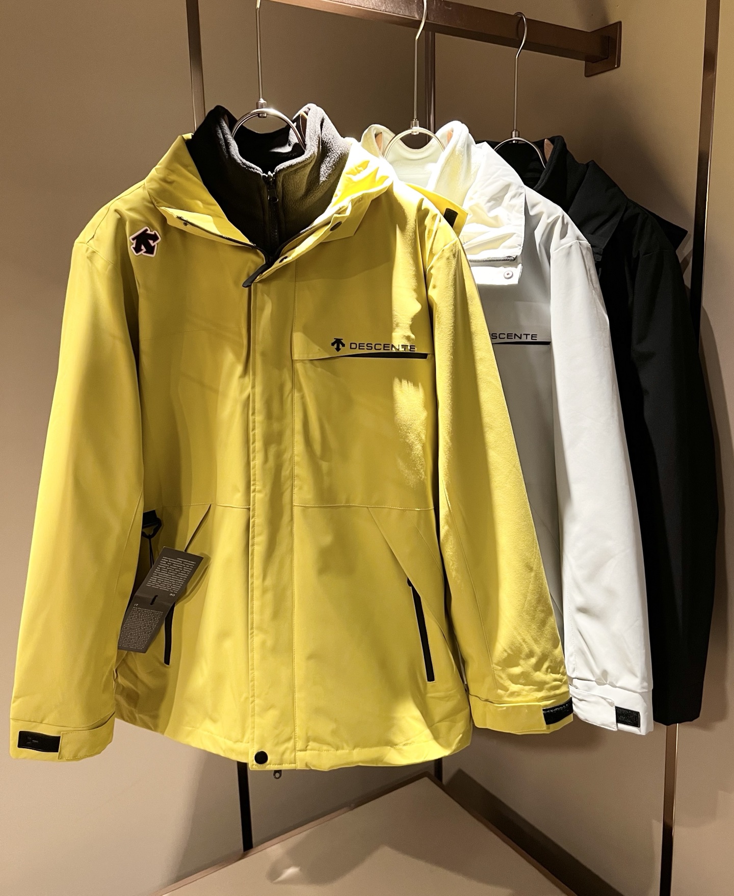 NO:612626,DESCENTE two-piece set!  2025 new autumn and winter unisex jackets, a professional sports brand that has been proud since 1935. For more than 80 years, it has always adhered to the spirit of 'Design That Moves' to drive sports with design, integrating innovative technology with design aesthetics, and creating high-quality sports equipment in many professional fields such as skiing, golf, and triathlon!  The latest design elements of the brand!  In addition to its considerable attainments in style design, the most obvious or best thing is that it has deeper unique insights and attainments in fabrics. Through continuous structural research and problem solving, it is characterized by unique research on fabrics. These alone are enough to support it to become one of the leading new logo brand images in the clothing manufacturing industry. This model is made of quick-drying fabric!  Through precision workmanship, the hand feels smooth and soft, and it has both natural beauty and comfort. The large body shape is simple and clean, and the fabric shows a different hazy structural beauty. It is exclusively customized by opening a mold. The fabric tests the skills of the workers and can be smooth and compliant without wrinkles!  Logo pattern laminated design on the body!  It really tests the handicrafts of each master!  It makes the whole thing clean and neat, without leaving a trace of thread. Nowadays, the neutrality that is pursued in life is also more refined in life!  Size M-3XL,,jackets & coats,jackets & coats,alexander wang19860909迪桑特DESCENTE 两件套！2025秋冬新款男女同款夹克外套,自1935年荣耀至今的专业运动品牌.80余年来,始终坚持“Design That Moves” 以设计驱动运动的精神,将创新科技与设计美学相融合,在滑雪、高尔夫、铁人三项等多个专业领域,打造高品质的运动装备！品牌最新设计元素！除了在款式设计上颇有造诣之外,最明显或者说最为拿手的,应该就是在面料上的拥有更深独特见解跟造诣了.通过不断地结构研究和问题处理,在以面料独特研究为特征,仅凭这些就已经足以支撑其成为服装制造行业中,首屈可数的新标志品牌形象.此款采用速干面料材质！通过精工手感细滑柔软,同时兼具自然美感跟舒适度.大身上版型裁剪简洁干净,面料上显现出了不一样朦胧的结构性美感来.独家开模定制而成,面料及其考验工人的技术,能做到平整服帖又不起皱！衣身logo图案压胶设计！真的是很考验每位师傅的手工制作！使得整体干净利索,不留一丝线头.现在对于生活有所追求的中性也在生活中更为精致！尺码M-3XL,,jackets & coats,jackets & coats,alexander wang,Men's clothing