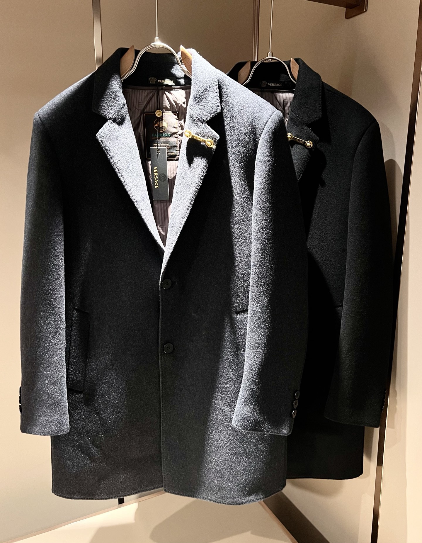 NO:612651,VERS*CE/Fan*zhe 2025 autumn and winter new product original and fake two-piece woolen coat jacket, VERS*CE/Fan*zhe trading company channel product value recommended sweater, Medusa logo image hardware design!  The decoration is extremely exquisite and highlights the effect!  The three-dimensional effect is extremely strong and can only be produced with advanced German equipment, highlighting the incomparable visual shock and luxury. The craftsmanship is extremely high and the craftsmanship is very important!  The imported woolen fabric is supplied by the customer. It has excellent skin-friendliness, perfect details, and is impeccable. The upper body effect is very good, very eye-catching, and there is no doubt that it will turn heads. It is an excellent item to improve the vision in the wardrobe. It is very handsome whether it is worn inside or alone. Size M-4XL,,versace,jackets & coats,jackets & coats,sweaters,alexander wang19860909VERS*CE/范*哲 2025秋冬新品原单假两件羊毛呢大衣夹克外套,VERS*CE/范*哲 贸易公司渠道 产品 值的推荐毛衣 ,美杜莎logo图像五金设计！装饰极为精致凸显效果！立体感极强,唯有德国先进设备方能制作,凸显了视觉无敌的震撼奢华,工艺水准极高,非常重工匠心！客供进口羊毛呢面料,亲肤性绝佳,细节极致完美,无可挑剔,上身效果非常出色,非常招眼吸睛,回头率毋庸置疑,衣橱里改良视觉的绝佳单品,无论内搭还是单穿都爆帅十足.尺码M-4XL,,versace,jackets & coats,jackets & coats,sweaters,alexander wang,Men's clothing