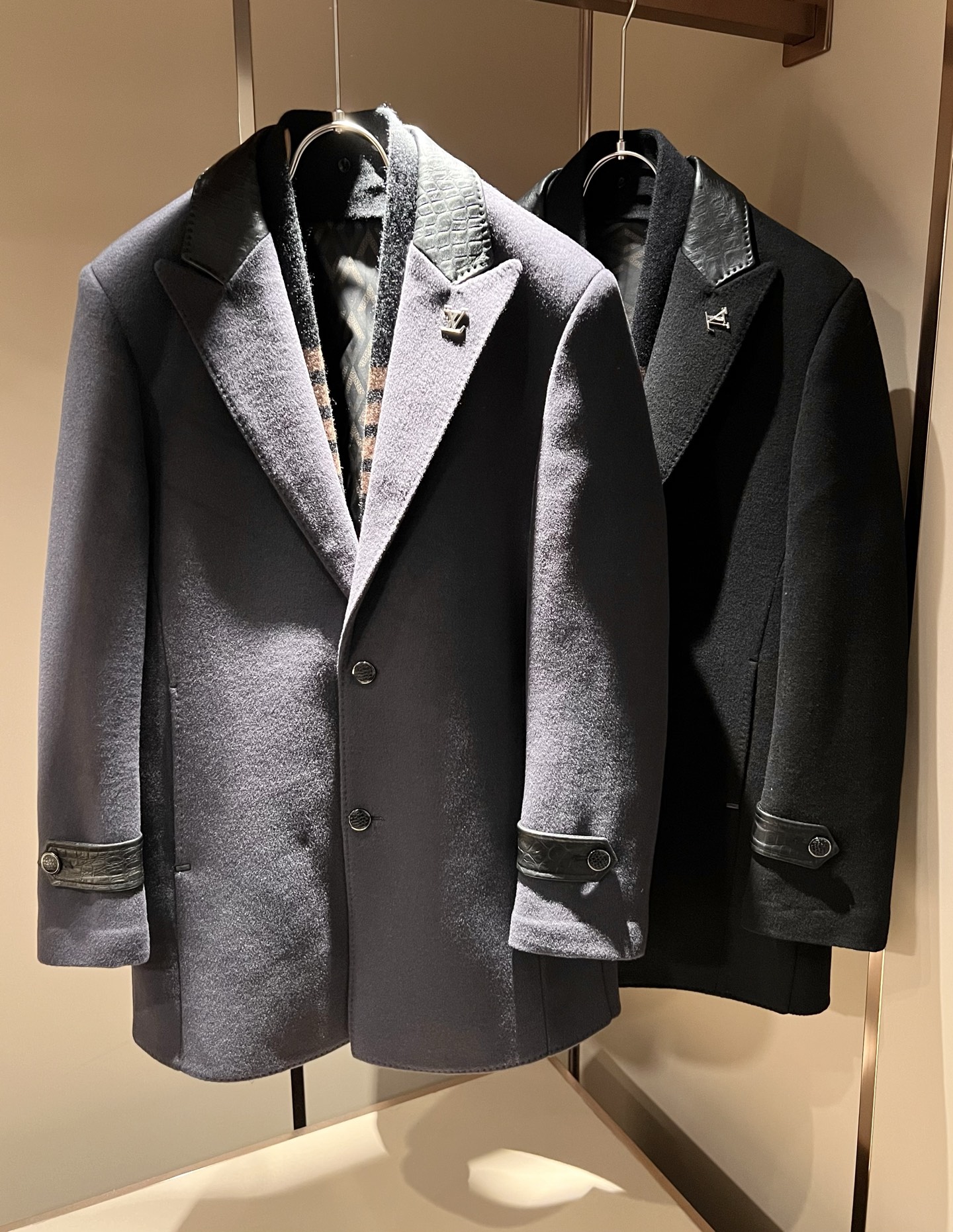 NO:612636,LouisVuit* Louis*den's latest 2025 autumn and winter woolen mid-length coats are rarely available through trading company channels and are on sale simultaneously on the official website!  A new series of items will be launched in 2025, with hardware logo and hardware decoration on the chest!  This sweater is made of imported top-grade high-end suit woolen material and has an inner liner design!  Its eye-catching appeal is no less than any classic style, perfectly presenting the sense of fashion, high-end and luxury to the world!  Regular cut design!  Size M-4XL,,louis vuitton,louis vuitton,jackets & coats,sweaters,alexander wang19860909LouisVuit*路易*登 2025秋冬最新羊毛呢中长款大衣外套,贸易公司渠道稀出,同步官网发售！2025 年全新系列单品上线,胸前设计五金标识logo五金修饰！此款毛衣取材于客供进口顶级高端西服羊毛呢材质制成,内胆设计！其吸睛度完全不亚于任何经典款式,将时髦高级感与奢华感完美呈现在世人眼前！常规剪裁设计！尺码M-4XL,,louis vuitton,louis vuitton,jackets & coats,sweaters,alexander wang,Men's clothing