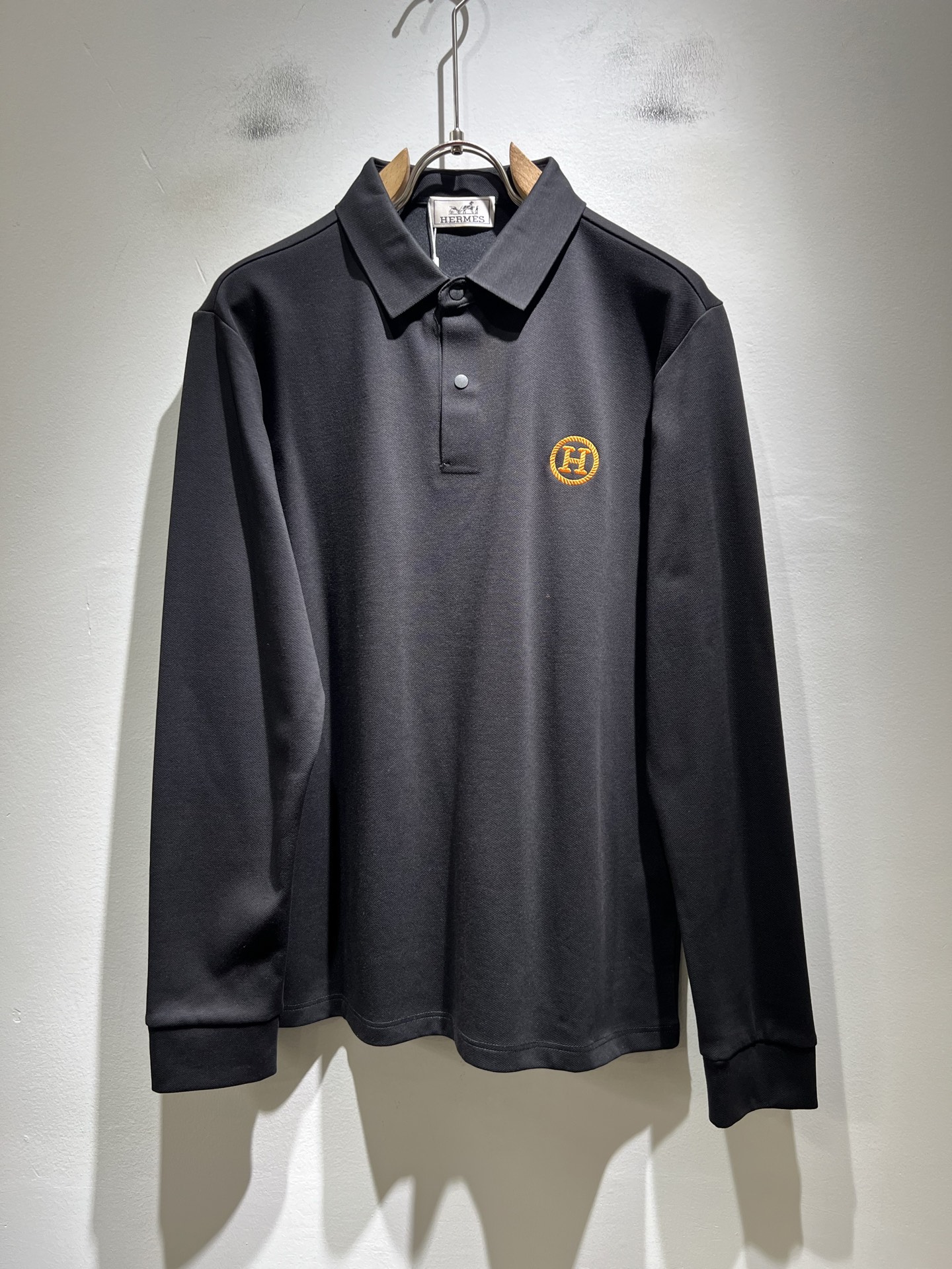 NO:612681,PHer*mes 2025 autumn and winter new men's long-sleeved Polo shirt, a newly upgraded and versatile basic style, low-key luxury, and a choice of quality!  Made of high-quality piqué cotton, it has good hygroscopicity, is comfortable and breathable, and allows you to enjoy a light and comfortable wearing experience. It has super vertical performance, meticulous craftsmanship, and is highly recognizable. It shows the new brand's classic perfect fit design and the logo embroidery design on the chest!  The tailoring is precise and simple. The style is simple and elegant, and it can show fashionable charm in daily leisure life. Sizes M-3XL,, alexander wang19860909PHer*mes爱*仕2025秋冬新款男士长袖Polo衫,全新升级百搭基础款,低调奢华,品格之选！甄选优质精选珠地棉打造而成,吸湿性好,舒适透气,享受轻薄轻松自在的穿着体验,有着超强的垂直性能,工艺细致,辨识度极高,展现全新品牌经典完美版型设计,胸前logo图案刺绣设计！在裁剪上精准到位.简约大气风格,又能在日常休闲生活中展现时尚魅力.尺码M-3XL,,alexander wang,Men's clothing
