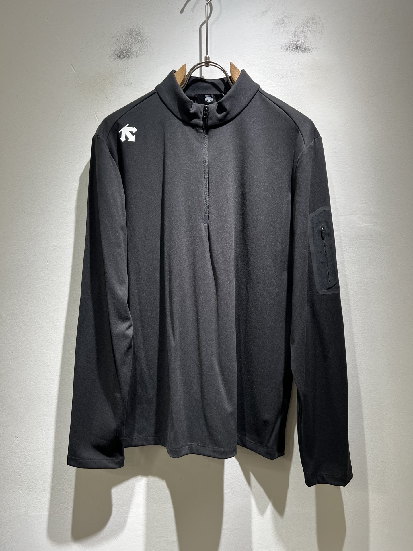 NO:612676,DESCENTE, the new 2025 autumn and winter base layer, is a professional sports brand that has been in glory since 1935. For more than 80 years, it has always adhered to the spirit of 'Design That Moves' to drive sports with design, integrating innovative technology with design aesthetics, and creating high-quality sports equipment in many professional fields such as skiing, golf, and triathlon!  The latest design elements of the brand!  It’s neither monotonous nor complicated, just the right amount to show off your taste!  Top-notch logo lamination design for customers!  Comfortable, sweat-absorbent and breathable are not a problem at all. The unique luxury feel of the fabric presents a simple and elegant temperament!  Full three-dimensional! Standard cutting design!  Every detail is in sync with high-end fashion. Size: M-3XL, alexander wang19860909迪桑特DESCENTE,2025秋冬新款打底衫,自1935年荣耀至今的专业运动品牌.80余年来,始终坚持“Design That Moves” 以设计驱动运动的精神,将创新科技与设计美学相融合,在滑雪、高尔夫、铁人三项等多个专业领域,打造高品质的运动装备！品牌最新设计元素！既不单调也不复杂,恰到好处的展现品味！客供顶级logo压胶设计！舒适吸汗透气根本不在话下,面料独具的高奢感呈现简约优雅气质！饱满立体!标准裁剪设计！每一处细节都是与高端时尚同步的体现.尺码:M-3XL,,alexander wang,Men's clothing