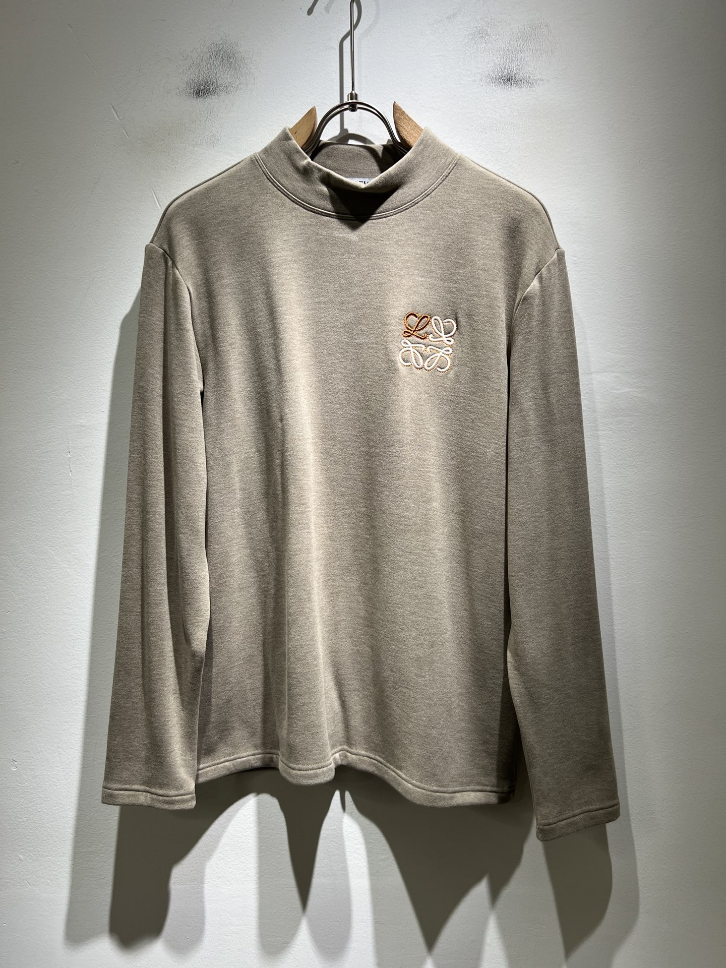 NO:612671,LOE*WE 2025 autumn and winter men's base layer shirt, Italian original order channel, highly personalized and high-end style, logo pattern embroidery design!  The latest popular fashion product has arrived. It is a simple and high-end fashion item. It is a fashion product with very high-end charm and is a must-have item for fashion trends!  Italian original factory channel, special supply level order, released simultaneously by Hong Kong, Macao and Taiwan buyer stores. This model is also the latest popular product of Loewe family this year, and it is also the most classic product. Its specifications and quality are beyond doubt!  !  The selection is extremely diverse. It goes without saying that this style has that fresh and natural feeling, which highlights the brand's charm and high-end sense. The texture of this style is very good, and the weight and color that can be felt by hand are even better on the skin. It is a full wearing enjoyment!  !  Size: M-3XL,,loewe,loewe,alexander wang19860909LOE*WE罗*威 2025秋冬男士打底衫,意大利原厂订单渠道,极具个性高级风,标志logo图案刺绣工艺设计！最新时尚潮流人气产物驾到,又是一款简约高级的时尚单品,穿搭魅力十分高级不俗的时尚产物 ,时尚潮流必备单品！意大利原厂渠道,特供级别订单,同步港澳台买手店发布,此款也是罗意威家今年的最新人气产物,也是最经典的产物,其规格跟档次更是毋庸置疑！！ 选择极具多样化,言而喻此款自然具备那种清新自然的感觉,彰显品牌魅力与高级感,此款的质感十分的到位,用手可以感知的重磅跟出彩亲肤程度更是上佳,十足的穿着享受！！尺码: M-3XL,,loewe,loewe,alexander wang,Men's clothing