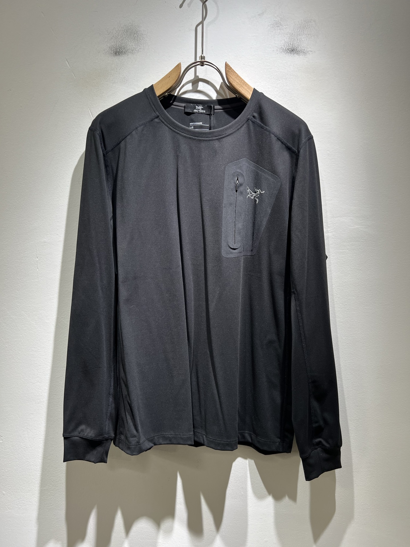 NO:612666,ARCTER *  In addition to its considerable attainments in style design, the most obvious or most proficient thing is that it has deeper and unique insights and attainments in fabrics. Through continuous structural research and problem solving, it is characterized by unique research on fabrics. These alone are enough to support it to become one of the leading new logo brand images in the clothing manufacturing industry. This model is made of pure cotton!  The fabric is carefully blended with pure cotton, and feels smooth and soft, with both natural beauty and comfort. The large-body cut is simple and clean, and the fabric shows a different hazy structural beauty. It is exclusively customized through mold opening. The fabric tests the skills of the workers and can be smooth, compliant and wrinkle-free!  Chest logo print design!  It really tests the handicrafts of each master!  It makes the whole thing clean and tidy, without leaving a trace of thread. Nowadays, men who are pursuing life are also more refined in their lives!  Size M-3XL,arc'teryx,alexander wang19860909ARCTER*X始*祖鸟 2025秋冬新款男女同款休闲打底衫,户外品牌可能大家第一想到的就是加拿大鹅、始祖鸟.给人一种标签试的感觉！除了在款式设计上颇有造诣之外,最明显或者说最为拿手的,应该就是在面料上的拥有更深独特见解跟造诣了.通过不断地结构研究和问题处理,在以面料独特研究为特征,仅凭这些就已经足以支撑其成为服装制造行业中,首屈可数的新标志品牌形象.此款采用纯棉材质！通过精工混纺纯棉之后的面料,手感细滑柔软,同时兼具自然美感跟舒适度.大身上版型裁剪简洁干净,面料上显现出了不一样朦胧的结构性美感来.独家开模定制而成,面料及其考验工人的技术,能做到平整服帖又不起皱！胸前logo图案印花设计！真的是很考验每位师傅的手工制作！使得整体干净利索,不留一丝线头.现在对于生活有所追求的男性也在生活中更为精致！尺码M-3XL,arc'teryx,alexander wang,Men's clothing