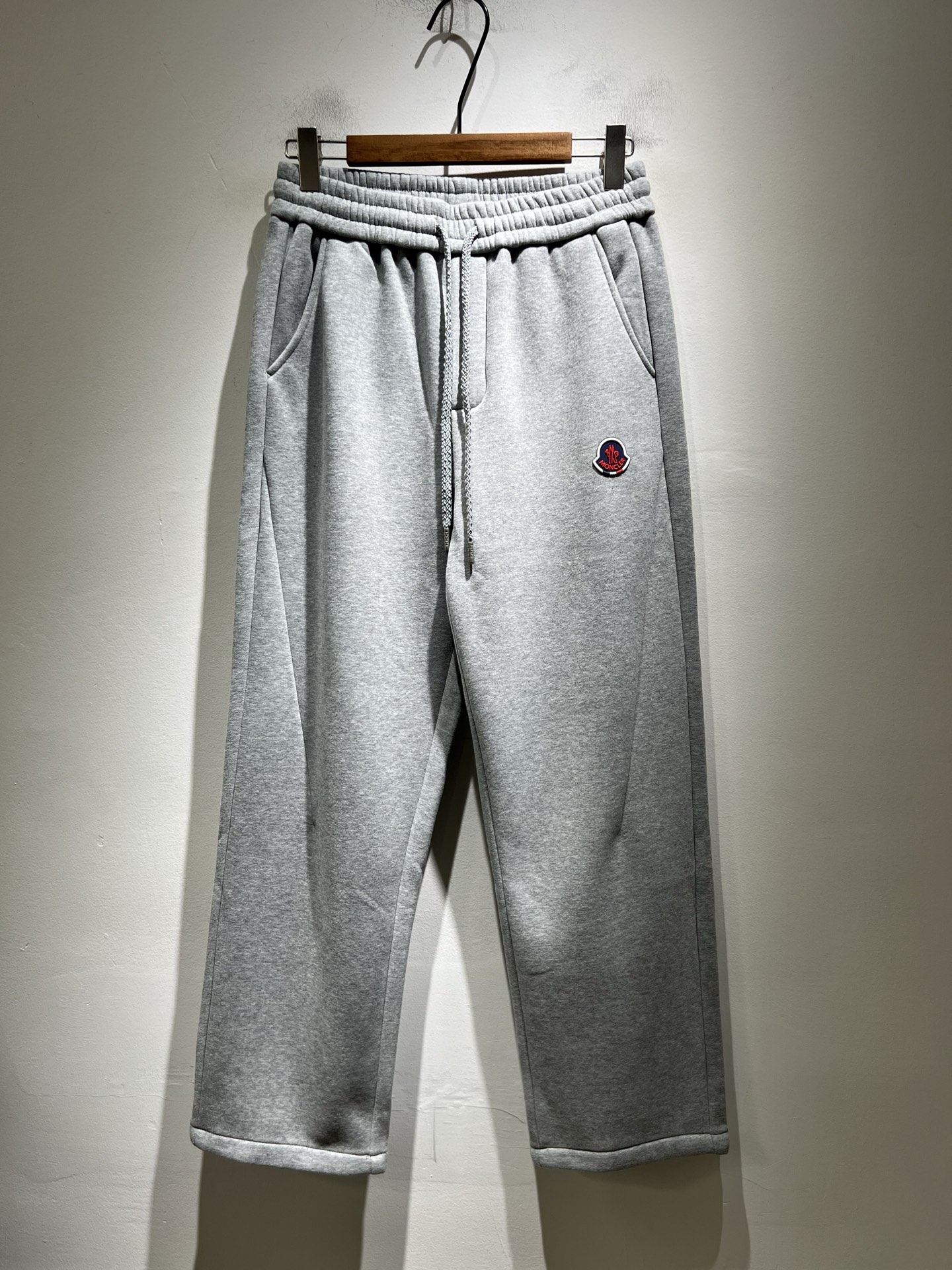 NO:612656,Moncl*r's latest trade order casual pants for autumn and winter 2025!  Full condition!  !  Front and rear logo pattern laminated design!  Customized exclusive pure cotton fabric tailoring!  The upper body is comfortable and breathable, not stiff, and has a rich three-dimensional feel overall. It is a quality export order that meets the simple needs of commuters. The upper body effect is very good, slimming, and not picky about the figure. The fabric workmanship... is impeccable. Only good craftsmanship and good fabrics can make you wear a good taste. It is a must-have item for everyone!  Size M-3XL,,alexander wang19860909Moncl*r蒙*口2025秋冬最新的贸易订单休闲裤！全品相！！前后logo图案压胶设计！定制专属纯棉面料剪裁！上身舒适透气,不僵硬,整体有着丰富的立体感,品质出口订单,满足通勤人们对于着装的简约需求,上身效果很好,显瘦,不挑剔身材.面料做工....无可挑剔,好工艺好面料才能穿出好品味一款,人手必备单品！尺码M-3XL,,alexander wang,Men's clothing