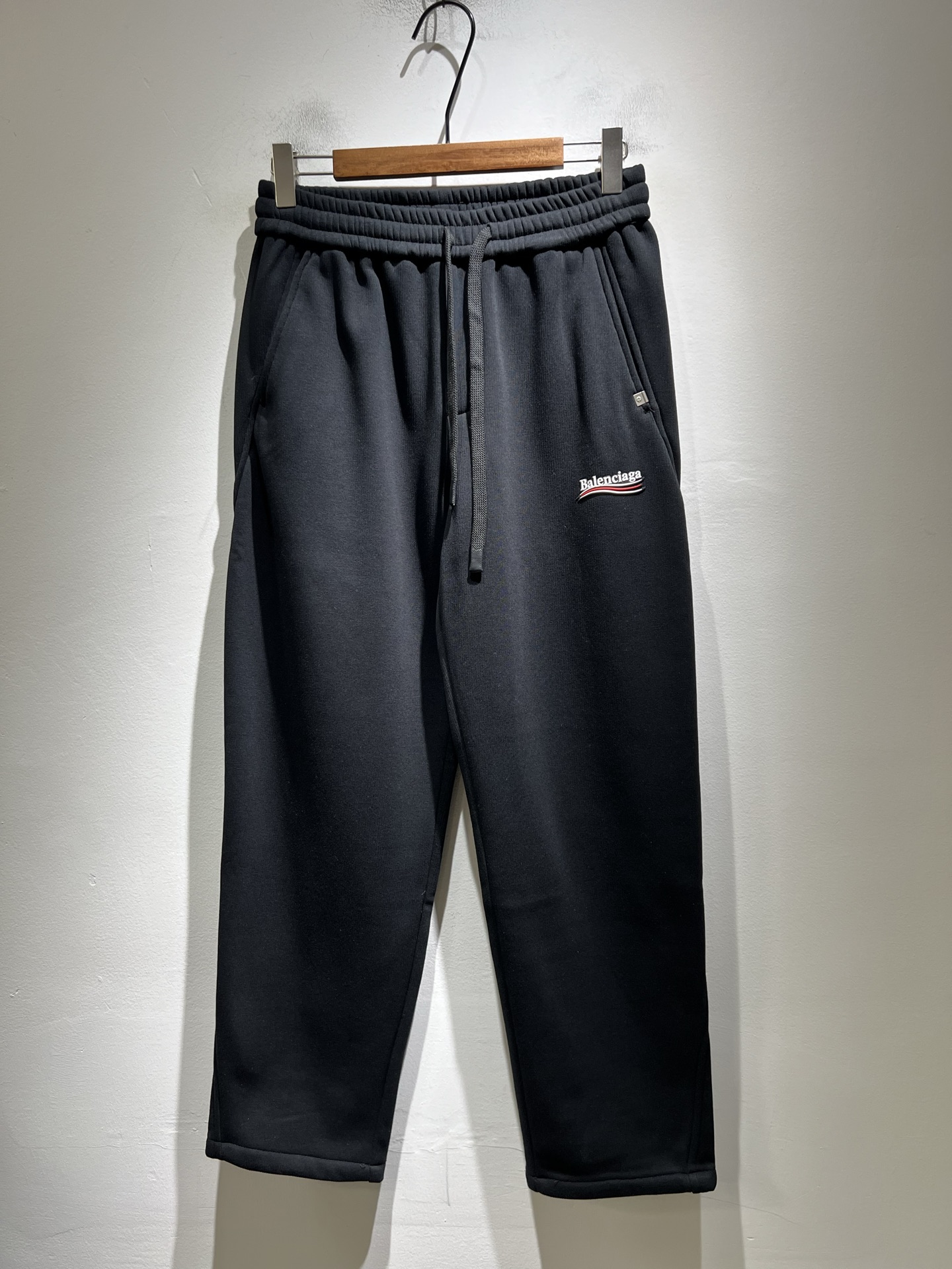 NO:612661,BALENCIA* Paris* Home 2025 new autumn and winter casual pants, Balenciaga front and back letter logo pattern laminated design!  The new YB1w+ is in stock and can be purchased in the same style for both men and women. The texture and details are in place, practical for daily casual wear. It is fashionable and unrestrained, has a high-end and tasteful tone, and is very suitable for both men and women. It is a must-have for everyone. Size: M-3XL,, balenciaga, balenciaga, alexander wang19860909BALENCIA*巴黎*家 2025秋冬新款休闲裤,巴黎世家 前后字母logo图案压胶设计！新款现货 YB1w+购入 可男女同款 质感细节均到位,日常休闲 实穿 时髦潇洒的好高级有品 的调调 ,男女都非常合适 人手必备款 . 码数:M-3XL,,balenciaga,balenciaga,alexander wang,Men's clothing