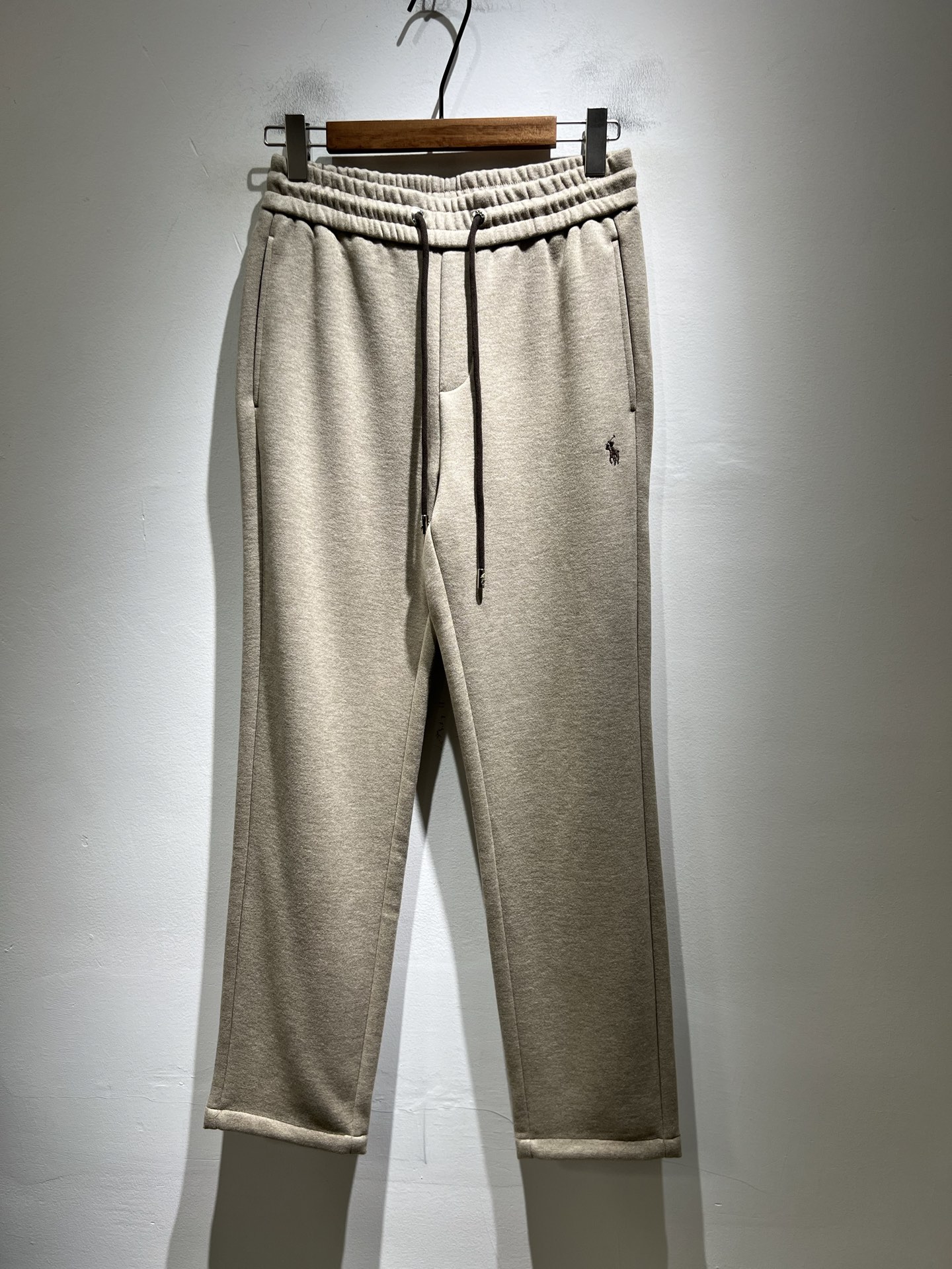 NO:612659,Paul POLOSPORT 2025 new autumn and winter men's casual pants, there are many simple solid color fashionable models. Many design masters have an inseparable feeling for solid colors. This is a tribute to tradition and a nostalgia for the mood~ In fact, the nostalgia of the design also determines the tone of the work. The work I want to talk about today is a new work brought by~~ It can be said to be a style work that can be used for business or leisure. Simple iconic logo embroidery design on the front and back!  The exquisite workmanship is worthy of careful consideration. It can be said that it is an extremely accurate setting of simple style. A simple and casual tone is very accurate. The imported pure cotton fabric is soft and comfortable. The workmanship is impeccable. It is not monotonous and looks more high-end. It originally exudes a fashionable temperament. Coupled with its soft and comfortable fabric, the wearing experience of the whole piece is taken to a higher level~ The control of style and tone is very accurate!  !  The first choice for shopping~~ Exclusive on the entire network, sizes M-4XL,, alexander wang19860909保罗POLOSPORT 2025秋冬新款男士休闲裤,简约纯色时尚款不乏有许多设计大咖们都对于纯色都有着难以割舍的情怀.这是一种对于传统的致敬,也是一种对于情调的怀旧~其实,设计的怀旧感很大部分也决定了作品的基调.今天要说的这件作品,就是由带来的新作~~可以说是一件可商务可休闲的风格作品.前后简单标志性logo刺绣设计！精致的做工值得细品,可以说是一次极为准确的简洁风定调.一种简洁&休闲的基调已经十分准确了.进口纯棉面料,质地柔软舒适.做工无可挑剔.不单调的同时更显高端.本来散发的就是一种时尚的气质,再加上其柔软舒适的面料,整件作品的穿搭体验,更上一层楼~对于风格的把控以及基调的石锤,更是非常只准确！！剁手首选好吧~~全网独家,尺码M-4XL,,alexander wang,Men's clothing