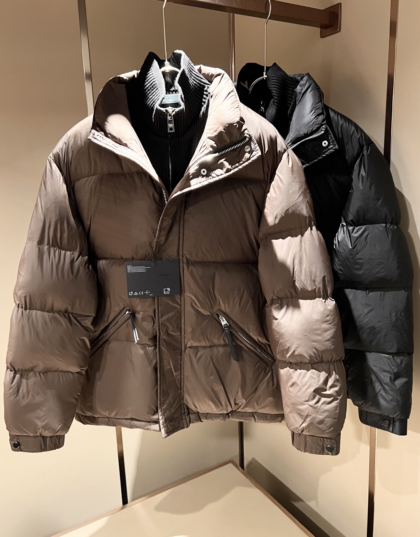 NO:612621,Prad*a P*da fake two pieces!  2025 Autumn and Winter Uniform Down Jackets for Men and Women, Ready in Stock Prad* Down Fabric Jackets Waterproof Down Jackets Warm Jackets!  Prada has relaunched the classic Prada Linea Rossa into the market and created it as an iteratively updated technology series that responds to the core content of the 21st century ideology. Obviously this is the flagship of the P family's down series, suitable for the youthful spirit of men and women of all ages!  I won’t go into too many details. They are all top-notch accessories. This model of Prada has everything a top-grade down jacket or jacket should have, or in other words, it will only be better!  !  Windproof zipper opening and closing, chest hardware logo decoration, panoramic laminated logo pattern design!  The outer layer of the counter is made of coated polyester fiber. It is leak-proof, waterproof and windproof. It is a holy product!  Nanotechnology fabric with high electrical conductivity is beneficial to body temperature regulation!  The down liner is also waterproof nylon fabric, filled with 95% white duck down. Soft and comfortable, simple design suitable for any age group. Same style for men and women. Original packaging!  Size: M-3XL,,prada,jackets & coats,jackets & coats,down jacket,alexander wang19860909Prad*a 普*达假两件！2025秋冬男女同款羽绒服外套,现货 Prad* 羽绒面料夹克 防水羽绒服保暖外套！Prada将经典Prada Linea Rossa再次推出市场,打造为迭代更新的科技系列,回应21世纪意识形态的核心内容. 很显然这是P家羽绒系列的扛鼎之作,适合于一切年轮的男女情侣款青春精神！ 细节方面我就不多讲了,全是顶配,一件顶级羽绒服或者一件夹克该有的,此款Prada都占全了,或者说,只会更好！！ 防风拉链开合 胸前五金logo装饰 ,全景压胶logo图案设计！柜台外层采用涂层聚酯纤维制成.防漏绒防水防风,可谓圣品！高导电能力的纳米技术织物,有利于体温调节！羽绒内胆也是防水尼龙面料,内填充95白鸭绒.软糯舒适,适宜任何年龄段的简单设计.男女同款.原版包装！尺码: M-3XL,,prada,jackets & coats,jackets & coats,down jacket,alexander wang,Men's clothing