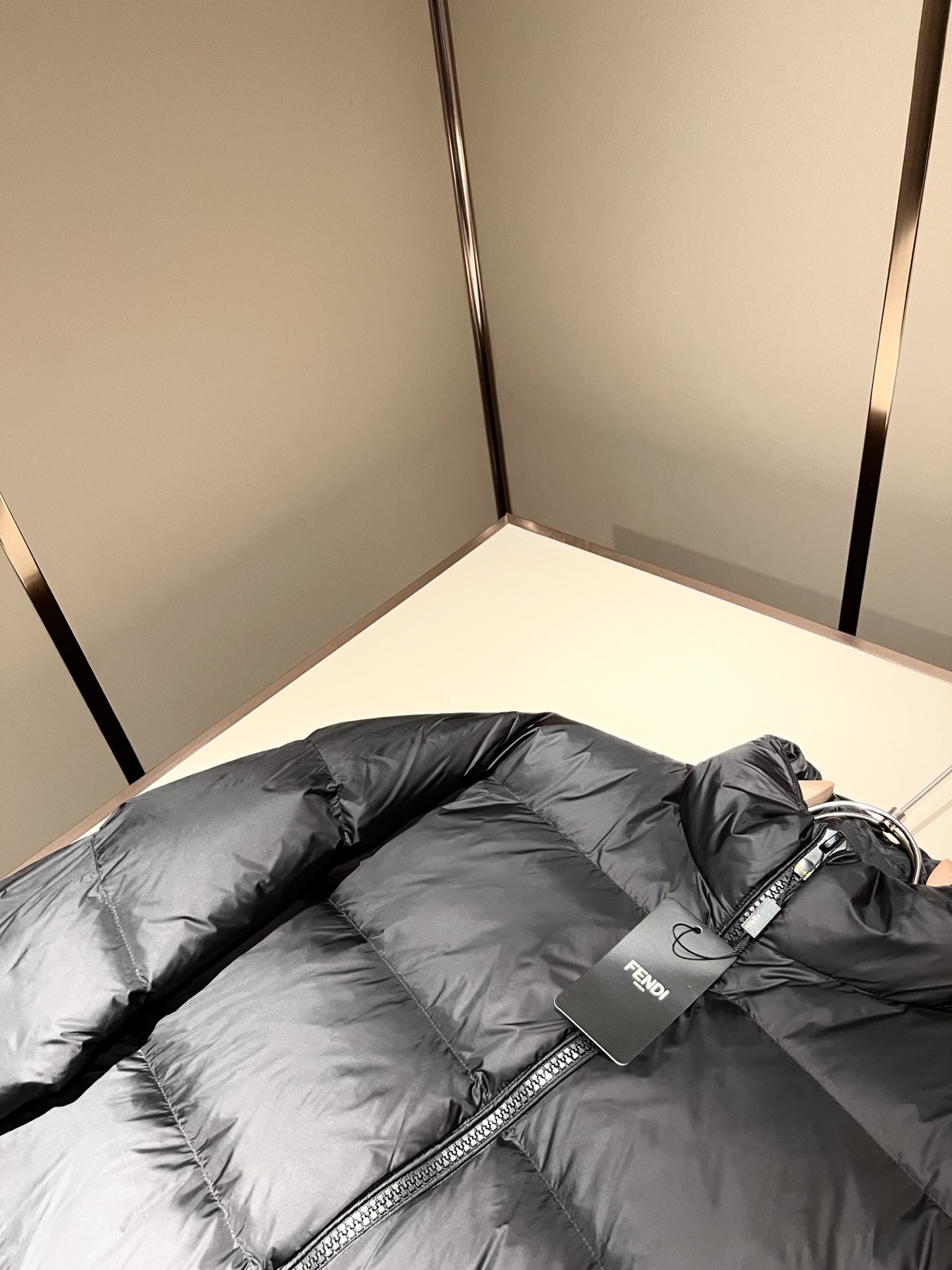 Fen*di芬*迪 原单代购精品2025年秋冬官网最新款男女同款👫羽绒外套原版订制客供聚酯纤维面料，品牌