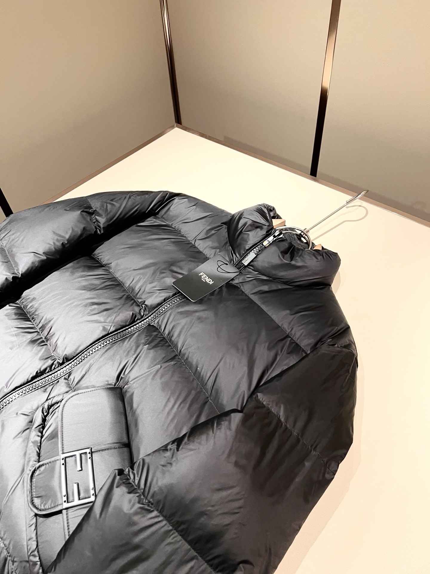 Fen*di芬*迪 原单代购精品2025年秋冬官网最新款男女同款👫羽绒外套原版订制客供聚酯纤维面料，品牌