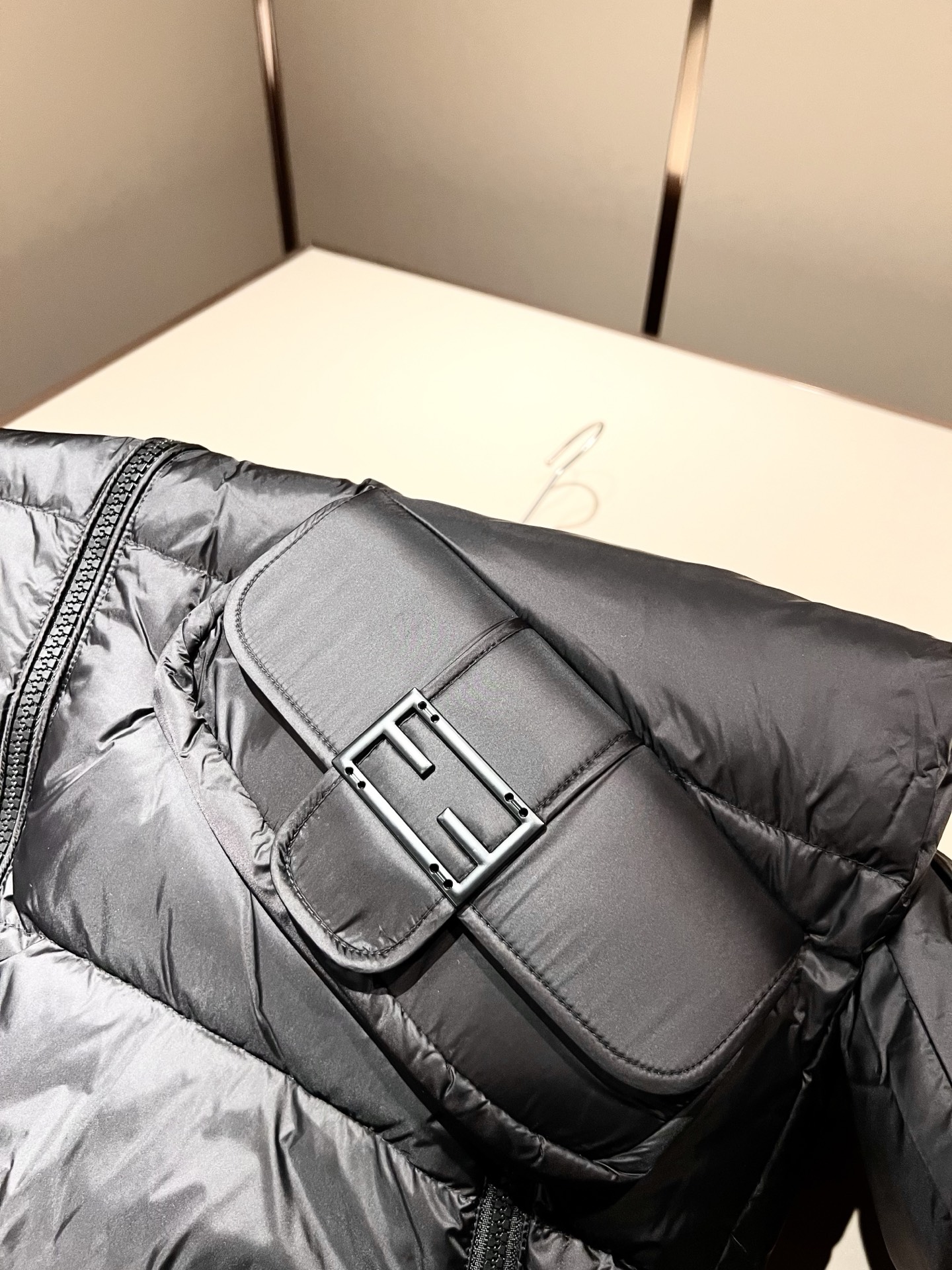 Fen*di芬*迪 原单代购精品2025年秋冬官网最新款男女同款👫羽绒外套原版订制客供聚酯纤维面料，品牌