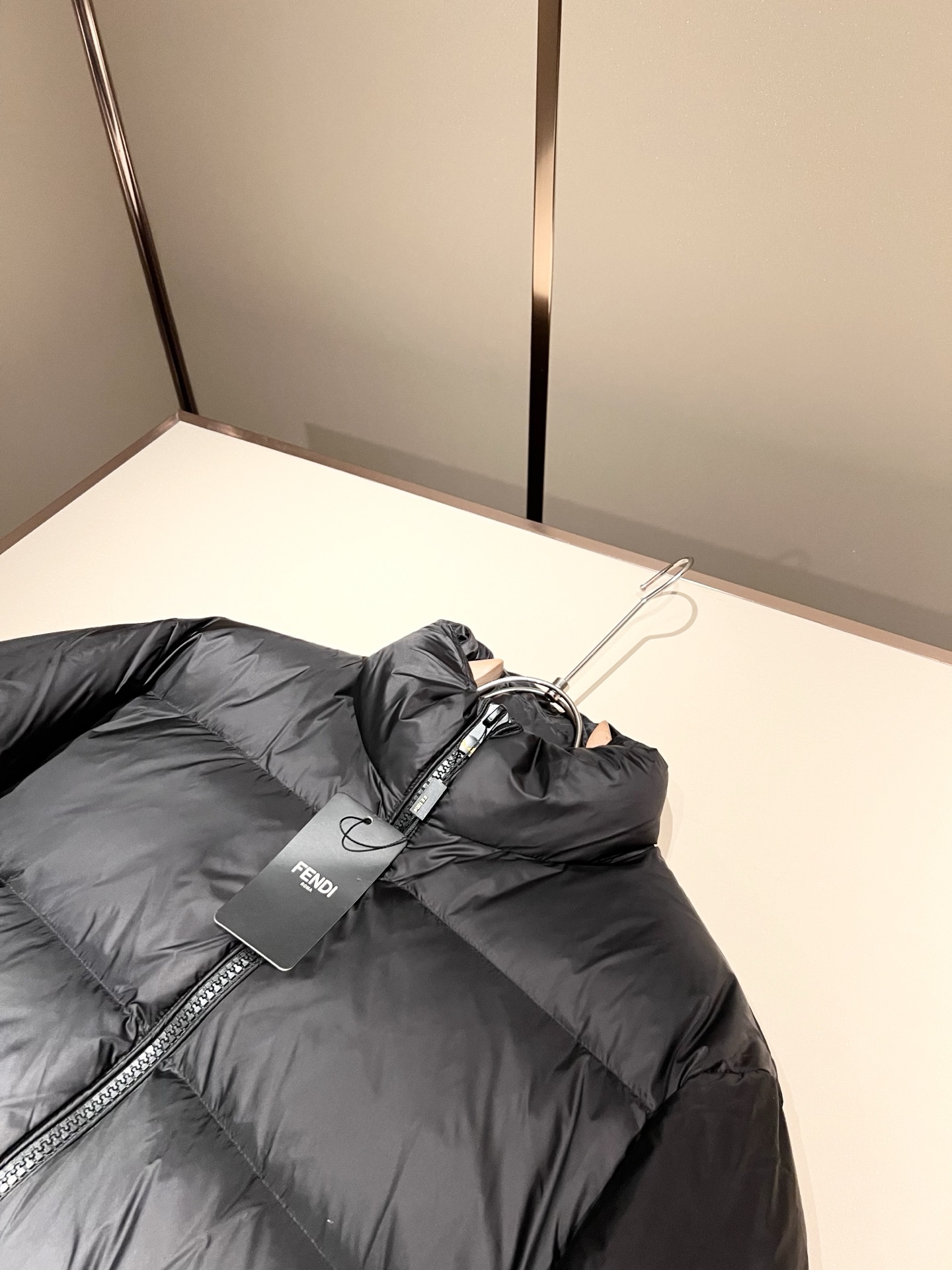 Fen*di芬*迪 原单代购精品2025年秋冬官网最新款男女同款👫羽绒外套原版订制客供聚酯纤维面料，品牌