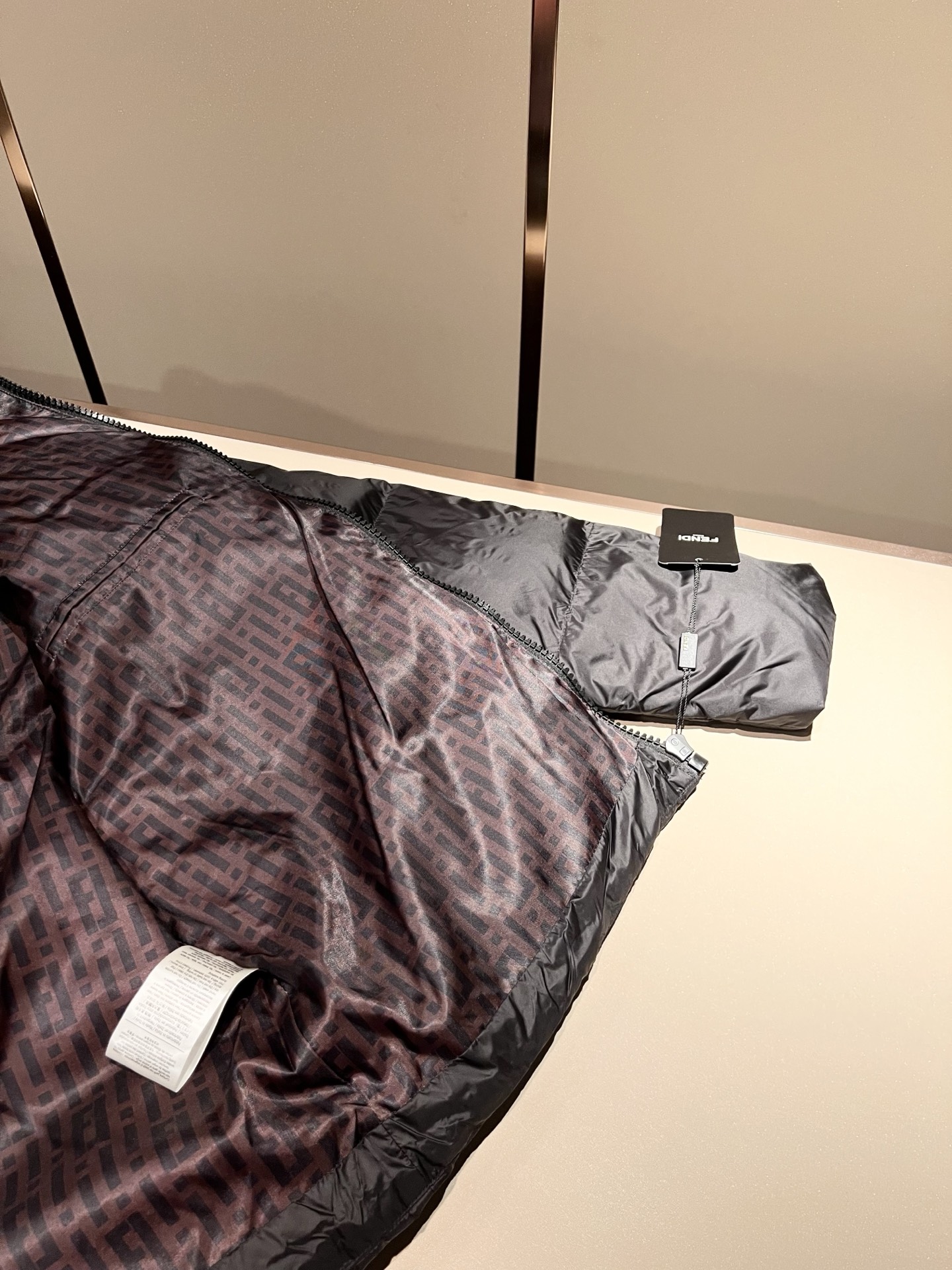 Fen*di芬*迪 原单代购精品2025年秋冬官网最新款男女同款👫羽绒外套原版订制客供聚酯纤维面料，品牌