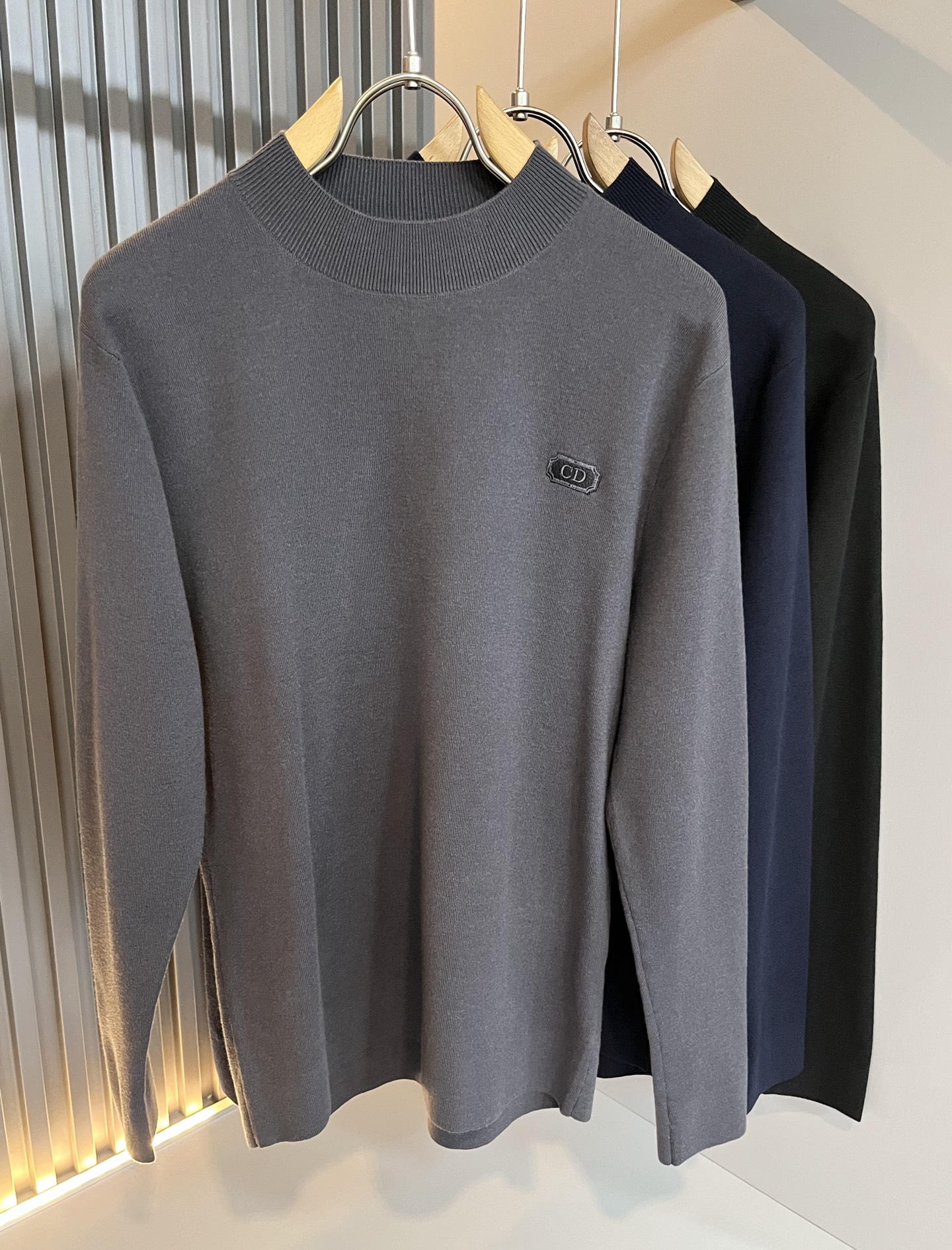 NO:612629,Dio*Dijia's new 2025 autumn and winter knitted woolen sweaters for men and women are on sale simultaneously at counters!  Customized exclusive wool fabric, easy to match, extremely high-grade, perfectly integrated into fashion and style, a top-notch fashionable style that is perfect for outer wear!  The whole thing gives people a natural feeling!  The ultimate classic uses the latest three-dimensional letter logo element embroidery design!  The ultimate heavy work, the ultimate perfection!  Fans who pursue high quality should rush to buy it by themselves, and we sincerely invite all fans who know the goods to appreciate this model together!  !  Size M-3XL,,dior,dior,alexander wang19860909Dio*迪家 2025秋冬新款男女同款针织羊毛衫,专柜同步发售！定制专属羊毛面料,从容百搭,档次极高,完美融入时尚还有风情感一款完美符合外穿的顶尖时髦气质款！整体给人浑然天成的感觉！极致经典采用最新立体字母logo元素刺绣设计！极致的重工极致的完美！追求高品质的粉丝们请自行抢购,诚邀所有识货的粉丝一同鉴赏此款！！尺码M-3XL,,dior,dior,alexander wang,Men's clothing