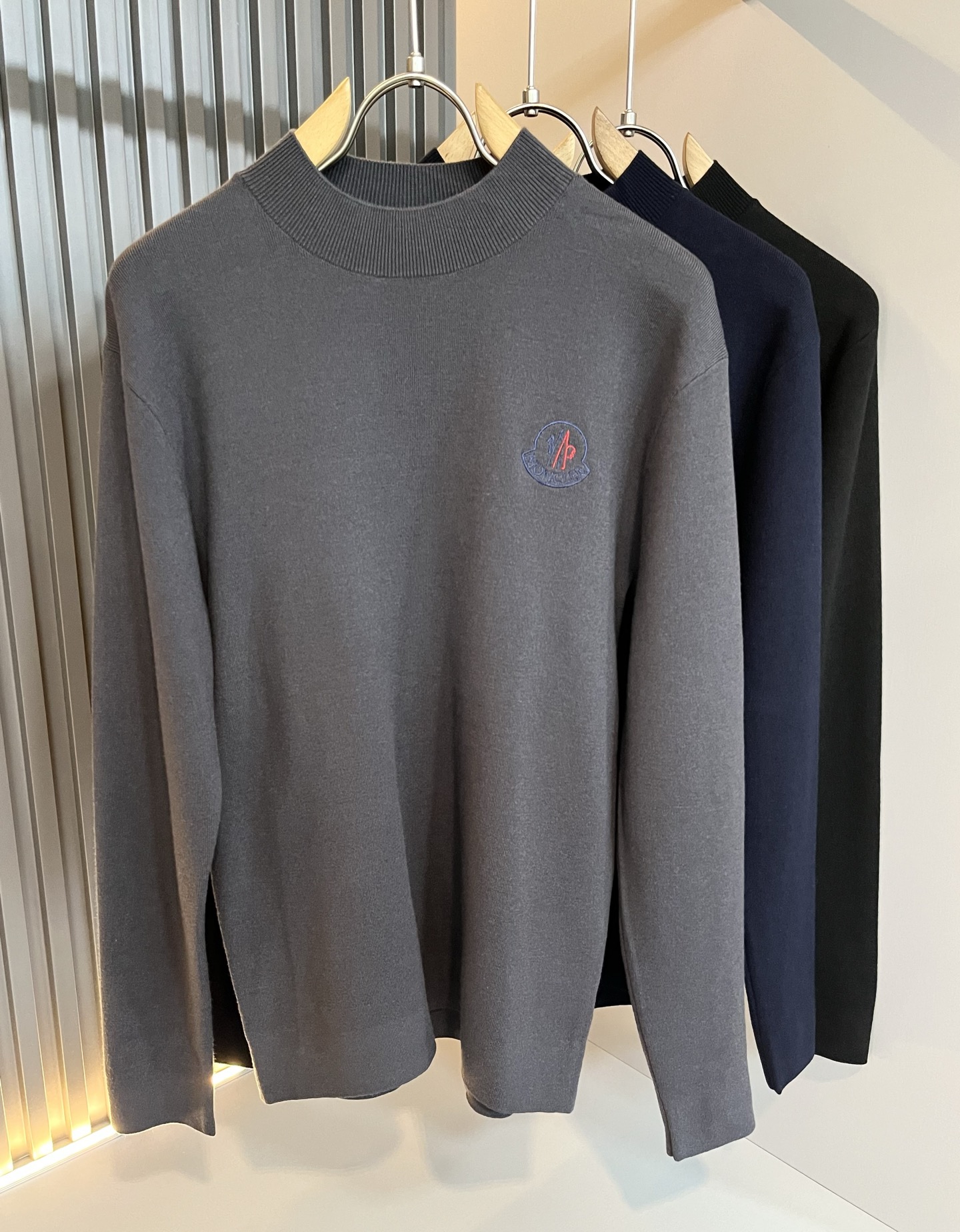 NO:612644,Moncl*r Men's and women's 2025 autumn and winter same style couple's latest trade order knitted wool sweater, all in good condition!  !  Internet celebrity model!  The craftsmanship is knitted wool and crocheted, with a simple Mon logo embroidery design!  Not stiff, with a rich three-dimensional feel overall, quality export order, customized exclusive knitted wool fabric, to meet the simple needs of commuters for dressing. The upper body effect is very good, slimming, and not picky about the figure. The fabric workmanship... is impeccable, good craftsmanship and good fabrics can make you wear a good taste, a must-have item for everyone!  Size M-3XL,,alexander wang19860909Moncl*r蒙*口 2025秋冬男女同款情侣款最新的贸易订单针织羊毛衫,全品相！！网红款！工艺采用针织羊毛钩织,简单Mon标识logo刺绣设计！不僵硬,整体有着丰富的立体感,品质出口订单,定制专属针织羊毛面料,满足通勤人们对于着装的简约需求,上身效果很好,显瘦,不挑剔身材.面料做工....无可挑剔,好工艺好面料才能穿出好品味一款,人手必备单品！尺码M-3XL,,alexander wang,Men's clothing