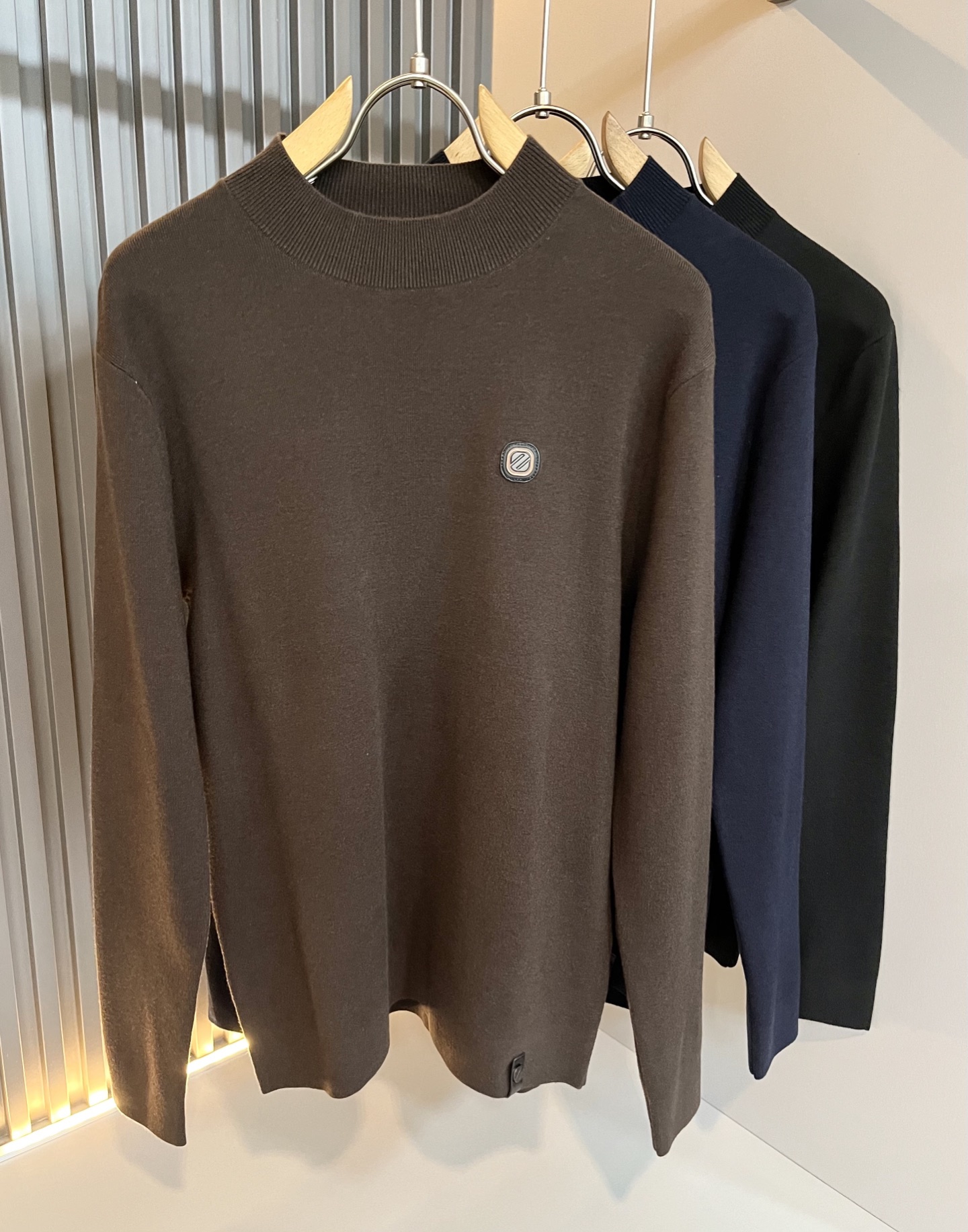 NO:614704,Ermenegildo Zeg*a 2025 autumn and winter new men's casual knitted wool sweater, order from foreign trade company!  It is one of Zegna’s classic proprietary fabrics!  The texture is warm, soft and delicate to the touch, but the shape is straight and stylish!  Chest logo pattern badge design!  Details, extreme luxury...perfect interpretation of high-quality appearance. Sizes M-3XL,,zegna,alexander wang19860909Ermenegildo Zeg*a杰*亚 2025秋冬新品男士休闲针织羊毛衫,外贸公司订单！是杰尼亚经典的专有织物之一！ 质地保暖,触感又柔软细腻、但型态又笔挺有型！ 胸前标志logo图案徽章设计！细节、奢华极致… 完美演绎高品质品相.尺码M-3XL,,zegna,alexander wang,Men's clothing