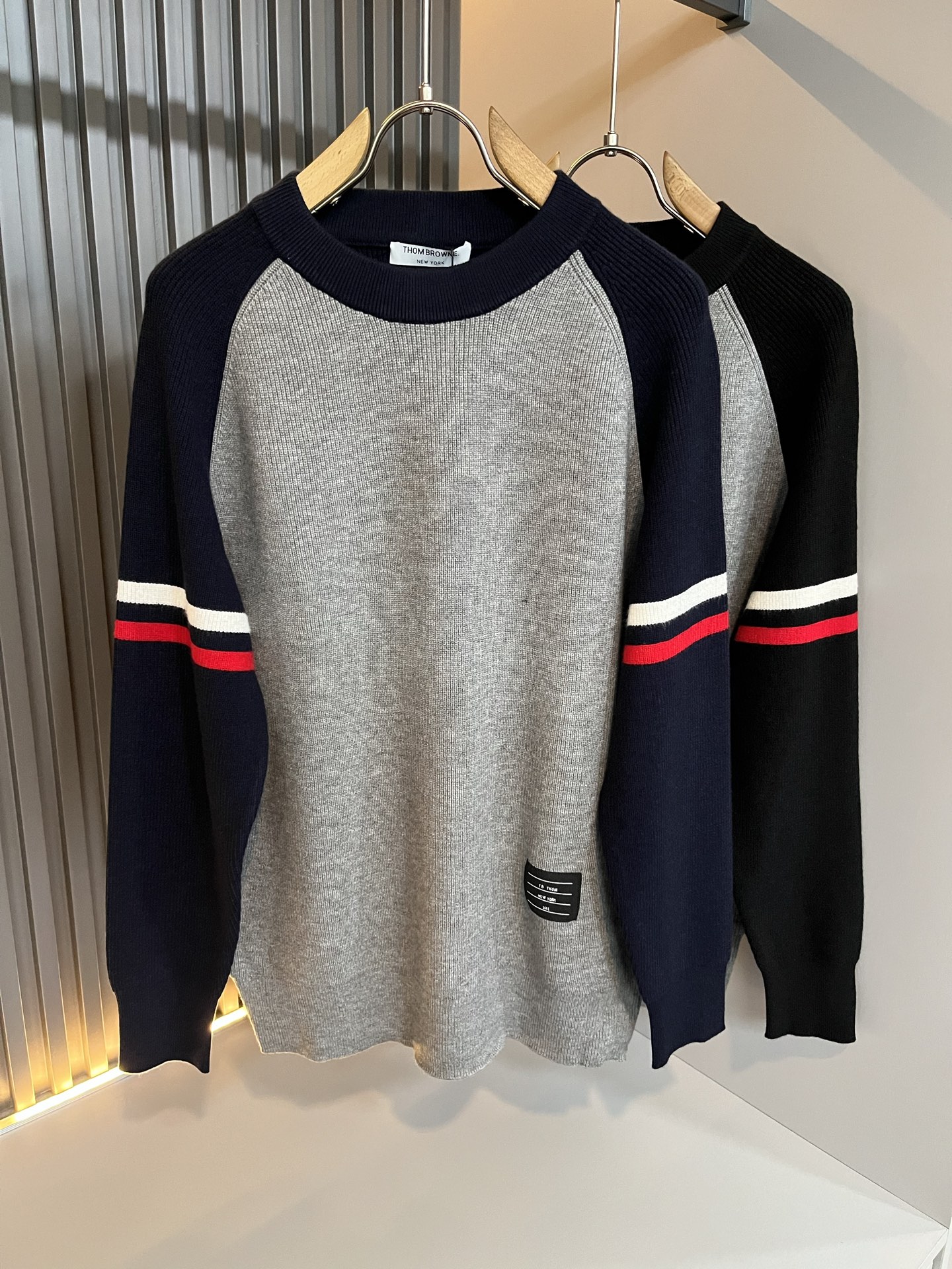 NO:612619,ThomBrow*e's 2025 autumn and winter new knitted wool sweater for men and women, this year's new counter product, super soft wool fabric for men and women!  A fashionable and versatile model for the city, it is sure to be super popular this year. It is a must-have artifact for autumn and winter. It has a unique texture and a soft and smooth feel. It is not a product that can be compared with ordinary fabrics. Regular knitted wool fabric design, crocheted with classic iconic stripe design!  A rare model that can only be found. Very attractive design, liningless inseam binding technology, and very detailed. It is a model that requires a lot of attention to technology. Details determine the high-end. Minimalist design elements of the season, a must-have item for trendy men, perfect fit, highly recommended!  Size M-2XL.,,alexander wang19860909ThomBrow*e汤姆*朗2025秋冬新款男女同款针织羊毛衫,今年的专柜新品,男女同款超软羊毛面料！时尚都市百搭款,今年必定超火爆,秋冬必备神器,质感独特,手感柔嫩顺滑,不是一般面料所能对比的产品.常规的针织羊毛面料设计,钩织搭配经典标识性经典条纹设计！可遇不可求的款 非常极具魅力的设计,无里布内缝包边工艺,细节非常到位,要非常讲究技术的一款,细节决定高端.极简当季的设计元素,潮男必备单品,完美版型,强烈推荐！尺码M-2XL.,,alexander wang,Men's clothing