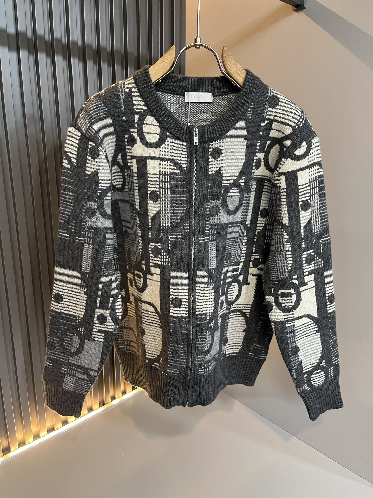 NO:614716,Dio*Dijia's new 2025 autumn and winter knitted woolen sweaters for men and women are on sale simultaneously at counters!  Customized exclusive wool fabric, easy to match, extremely high-grade, perfectly integrated into fashion and style, a top-notch fashionable style that is perfect for outer wear!  The whole thing gives people a natural feeling!  The ultimate classic uses the latest three-dimensional letter logo element crochet design!  The ultimate heavy work, the ultimate perfection!  Fans who pursue high quality should rush to buy it by themselves, and we sincerely invite all fans who know the goods to appreciate this model together!  !  Size M-3XL,,dior,dior,alexander wang19860909Dio*迪家 2025秋冬新款男女同款针织羊毛衫,专柜同步发售！定制专属羊毛面料,从容百搭,档次极高,完美融入时尚还有风情感一款完美符合外穿的顶尖时髦气质款！整体给人浑然天成的感觉！极致经典采用最新立体字母logo元素钩织设计！极致的重工极致的完美！追求高品质的粉丝们请自行抢购,诚邀所有识货的粉丝一同鉴赏此款！！尺码M-3XL,,dior,dior,alexander wang,Men's clothing