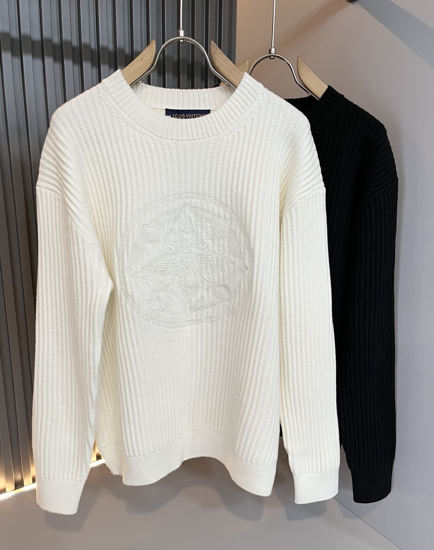 NO:612624,Louis Vuit*on 2025 autumn and winter Louis family light luxury knitted woolen sweater!  Same decoration for men and women!  The new high-end of the Louis family, the details and quality are always so perfect, and the creative designs are endless. You are not a fashionista if you don’t buy a few pieces of Louis this autumn and winter. The logo pattern is embroidered on the chest!  It is something that everyone loves. Made of top-quality wool blend, it is super soft and tough, and has excellent breathability. It comes from world-class trading OEM channels, and the quantity is extremely rare and sold out. It is a presbyopic item that is released every year by 'Donkey Brand'.  The body logo presents an unusual texture, clean and neat. This is the Louis family's unique skill and the latest craftsmanship of this season. The level of detail has reached the top, and the slim and three-dimensional tailoring is a unique design. It is a fusion of luxury and fashion!  Size M-2XL,,louis vuitton,louis vuitton,louis vuitton,alexander wang19860909Louis Vuit*on 2025秋冬路易家族轻奢针织羊毛衫！男女同款装饰！ 路易家族的新高端,细节品质永远的那么完美无瑕,创意设计层出不穷.今年秋冬季节没有入手几件路易你算不上时尚达人.胸前logo图案刺绣设计！实属人见人爱的东西.顶级羊毛混纺打造,超级柔软且具有韧性,透气感也是绝佳.来自世界级贸易级别的代工厂渠道,数量极其稀少售完无补.“驴牌”每年都会出的老花单品,立体Logo呈现不一般的质感,干净俐落.这是路易家族的看家绝活也是本季度的最新工艺.细致化程度已经达到顶端了,修身立体剪裁的版型设计堪称一绝.属于奢华与时尚的融合！尺码M-2XL,,louis vuitton,louis vuitton,louis vuitton,alexander wang,Men's clothing