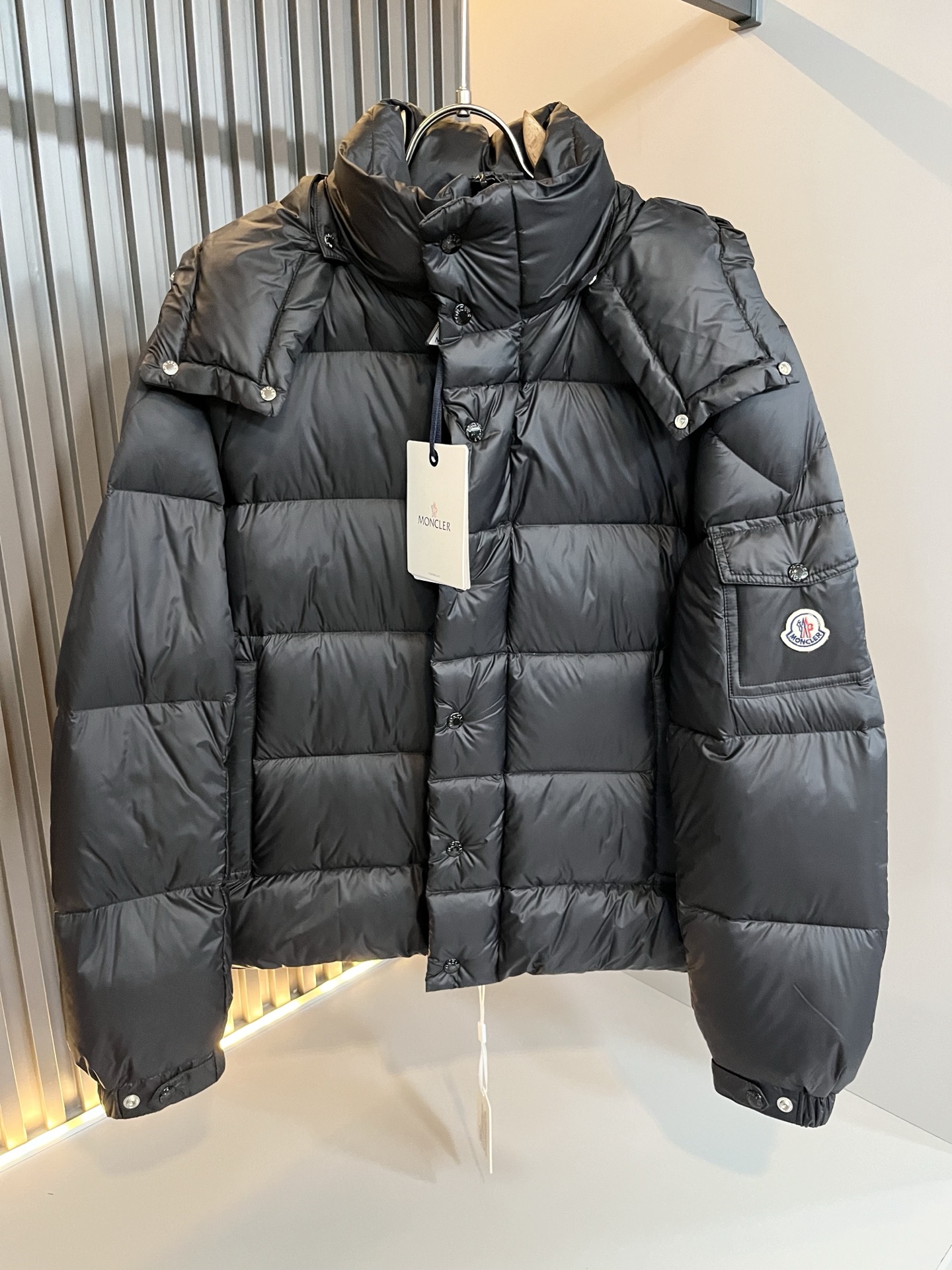 NO:614738,Mon*ler 2025 autumn and winter new men's and women's same style down jacket!  The final model of the year is unveiled...a classic model that combines craftsmanship and craftsmanship. High-fashion fashion charm, high-quality appearance. Designed with high-end polyester fiber fabrics for customers. The texture and feel are undoubtedly superior. The matte black shows natural color, soft and comfortable, and has excellent breathability and velvet locking. Simple and rich  It has unique charm. European standard DIST90 white goose down is used as filling, proportional matching, the fluffiness and texture can reach the feeling of falling into the hand, light and warm without odor. Fashionable... Customer-engraved brand metal snaps and double-ended zipper opening and closing highlight the neat temperament, sleeves logo design!  The chest is embellished with embossed logo hardware accessories!  The three-dimensional craftsmanship and texture are achieved. The creator of new punctuation. Sizes 1-6, Moncler, down jacket, alexander wang19860909Mon*ler蒙口 2025秋冬新款男女同款羽绒服 ！年度的压轴款登场...匠心技艺于一身的经典款.高时尚的时装韵味,颜值高配款.客供高端聚脂纤维面料设计,质感及手感毋庸置疑的优越,哑光黑呈现自然色泽,柔软舒适,透气锁绒性极佳.简洁而富有独特魅力.欧标DIST90白鹅绒做为填充,比例性搭配,蓬松感和质感达到坠手的感觉,轻盈保暖无异味.时尚玩转...客供镌刻品牌金属按扣及双头拉链开合彰显利落的气质感,袖子logo设计！胸口点缀浮雕式logo五金辅料！立体工艺质感达到.新式标点的缔造者.尺码1-6码,,Moncler,down jacket,alexander wang,Men's clothing