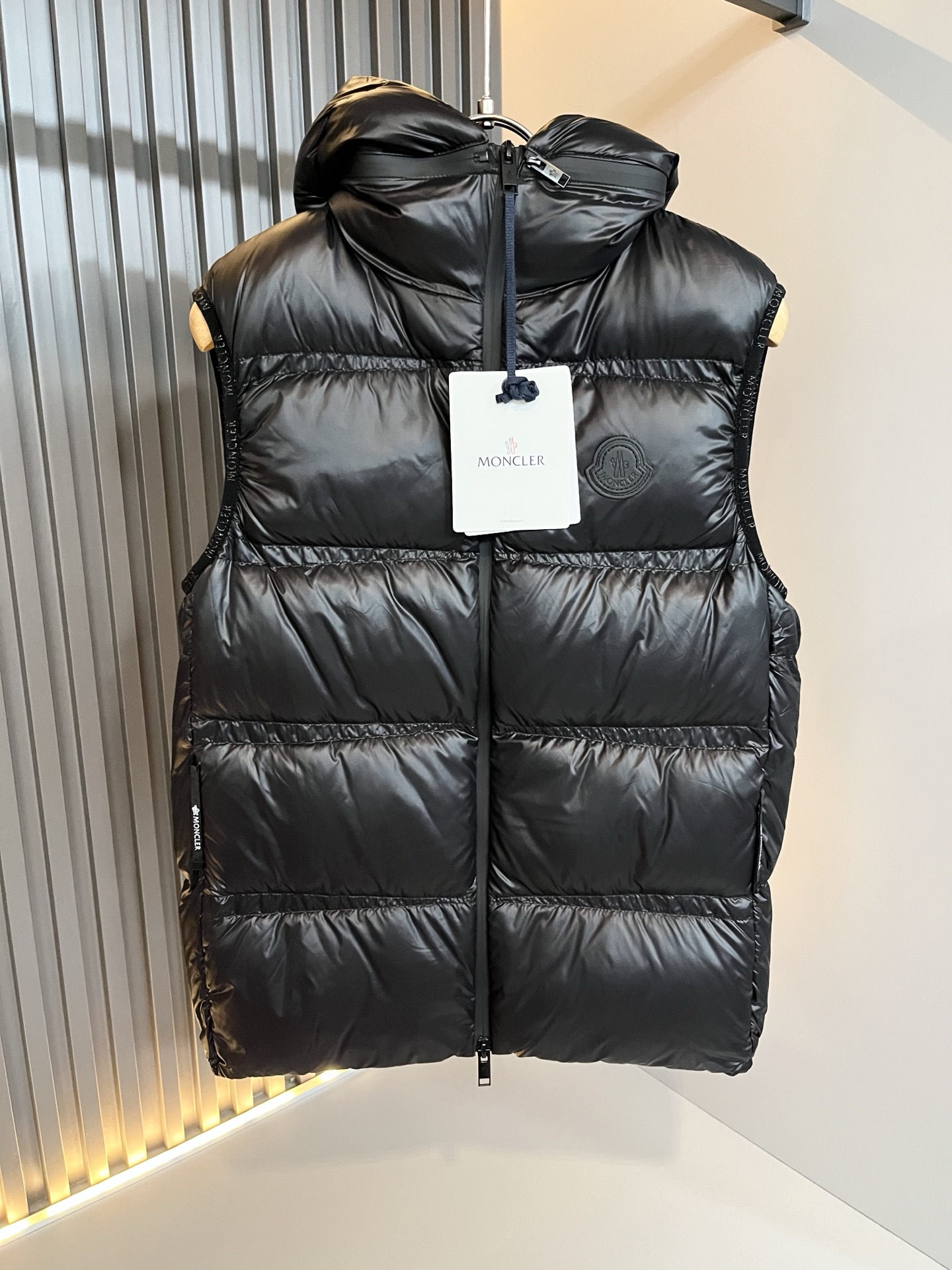 NO:614748,Mon*ler 2025 autumn and winter new men's and women's same style down vest jacket!  The final model of the year is unveiled...a classic model that combines craftsmanship and craftsmanship. High-fashion fashion charm, high-quality appearance. Designed with high-end polyester fiber fabrics for customers. The texture and feel are undoubtedly superior. The matte black shows natural color, soft and comfortable, and has excellent breathability and velvet locking. Simple and rich  It has unique charm. European standard DIST90 white goose down is used as filling, proportional matching, the fluffiness and texture can reach the feeling of falling into the hand, light and warm without odor. Fashionable... Customer-engraved brand metal snaps and double-ended zipper opening and closing highlight the neat temperament, sleeves logo design!  The chest is embellished with embossed logo hardware accessories!  The three-dimensional craftsmanship and texture are achieved. The creator of new punctuation. Sizes 1-5, Moncler, jackets & coats, down jacket, alexander wang19860909Mon*ler蒙口 2025秋冬新款男女同款羽绒马甲夹克 ！年度的压轴款登场...匠心技艺于一身的经典款.高时尚的时装韵味,颜值高配款.客供高端聚脂纤维面料设计,质感及手感毋庸置疑的优越,哑光黑呈现自然色泽,柔软舒适,透气锁绒性极佳.简洁而富有独特魅力.欧标DIST90白鹅绒做为填充,比例性搭配,蓬松感和质感达到坠手的感觉,轻盈保暖无异味.时尚玩转...客供镌刻品牌金属按扣及双头拉链开合彰显利落的气质感,袖子logo设计！胸口点缀浮雕式logo五金辅料！立体工艺质感达到.新式标点的缔造者.尺码1-5码,,Moncler,jackets & coats,down jacket,alexander wang,Men's clothing