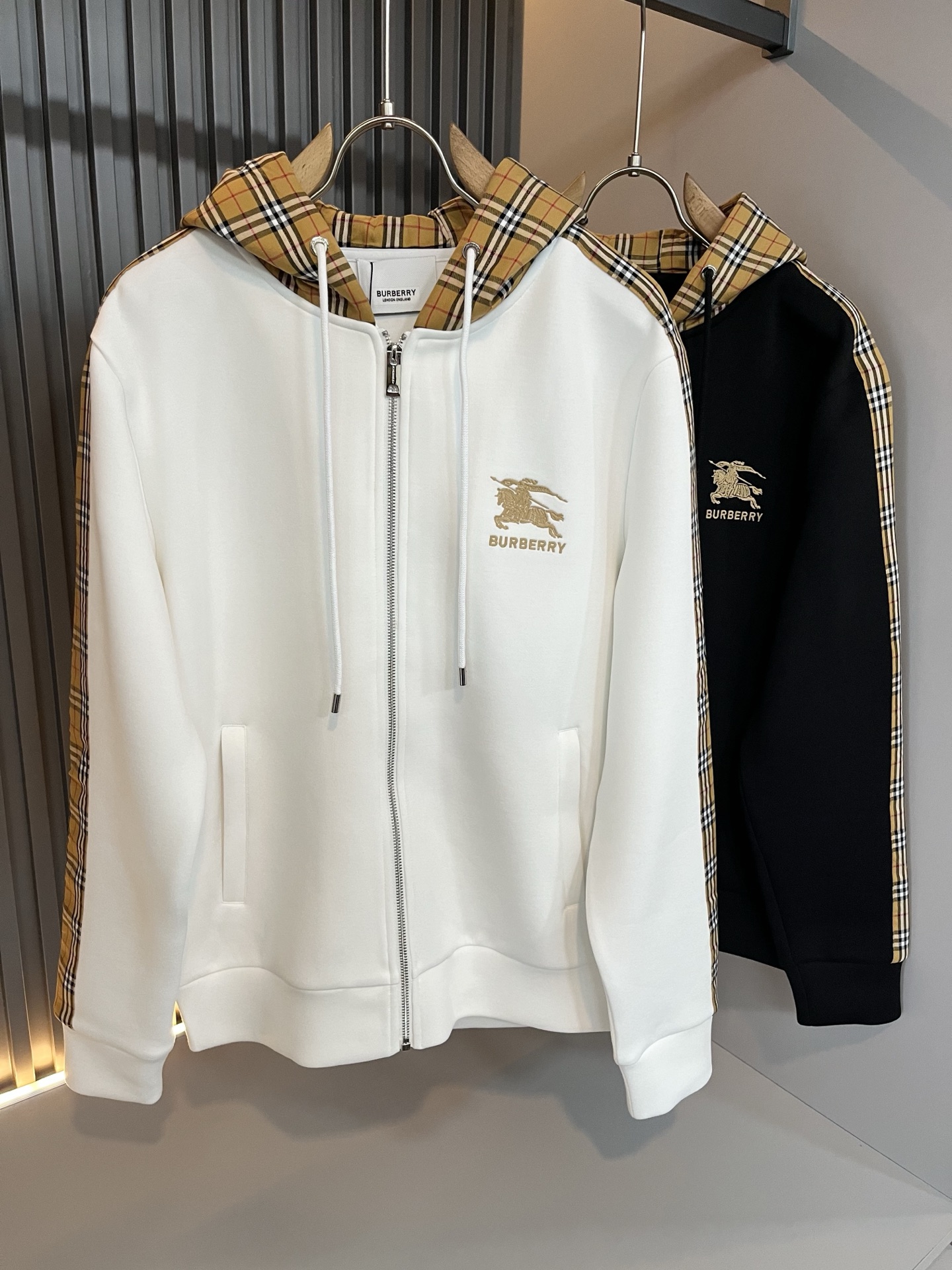 NO:612712,BURBER*Y 2025 autumn and winter new basic casual and versatile cotton sweatshirt for men and women, same style sweatshirt for men and women!  Trading company channels are rare and available on the official website simultaneously!  Logo printing design on the body!  With a refreshing and clean feeling!  This T-shirt is made of imported pure cotton materials supplied by customers. B’s materials are still impeccable. It is light, soft and delicate to the touch, skin-friendly and breathable, giving you the most comfortable wearing experience!  It blends perfectly with the fabric and has no gummy feel!  Basic and regular cut, perfect for daily casual wear, don’t rush to get it!  Size M-3XL,,burberry,hoodie,sweatshirts,tees,t-shirt,alexander wang19860909BURBER*Y巴*莉 2025秋冬新款男女同款基础休闲百搭棉质卫衣,男女同款卫衣！贸易公司渠道稀出,同步官网发售！衣身logo印花设计！带有一种清爽又干净的感觉！此款T恤衫甄选客供进口纯棉材质制作而成,B家的用料上依然是无法挑剔的,轻薄柔软细腻的手感,亲肤透气、给你最极致舒爽的穿着体验！与面料完美融合为一体,没有胶质感！基础常规的版型裁剪,日常休闲着穿的完美之选,还不赶紧入手！尺码M-3XL,,burberry,hoodie,sweatshirts,tees，t-shirt,alexander wang,Men's clothing