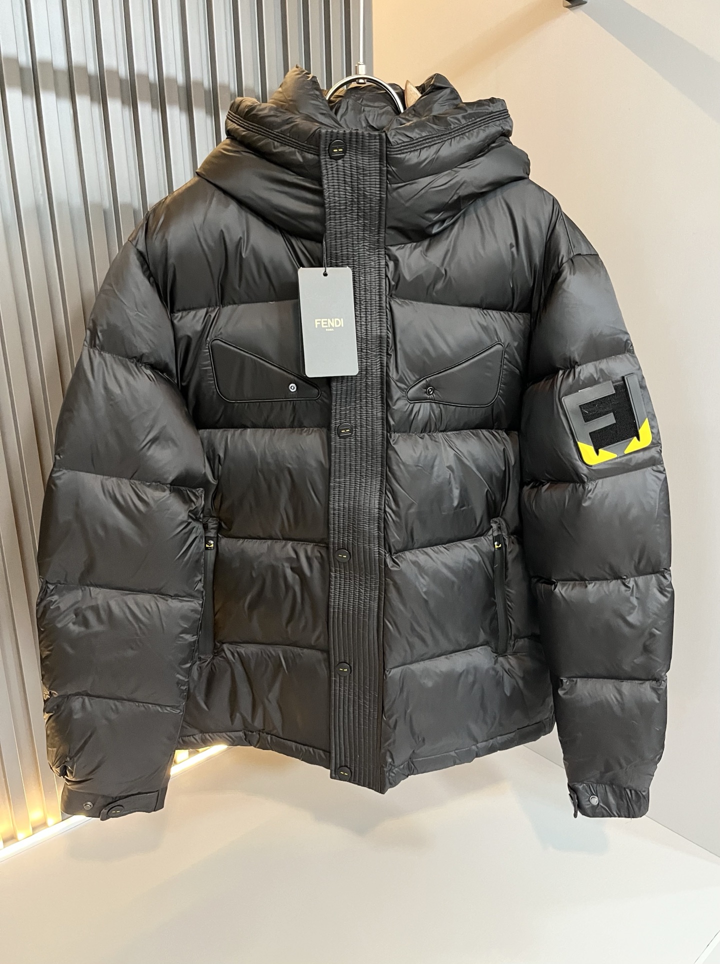 NO:612610,Fen*di Fen*di original purchase boutique 2025 autumn and winter official website latest men's and women's same style down jacket original custom-made polyester fiber fabric, sleeve design brand Logo laminated technology design!  The material logo highlights the brand characteristics. It is cute. The fabric is filled with thick down. The national standard is 95 white goose down with 10 pieces. When pressed, the down is light and fluffy. The upper body is light and warm. All three standards are complete. Original hardware accessories. The down filling is very thick and warm. No velvet and no odor. Counter comparison and inspection are welcome. Sizes M-3XL, fendi, jackets & coats, down jacket, alexander wang19860909Fen*di芬*迪 原单代购精品2025年秋冬官网最新款男女同款羽绒外套原版订制客供聚酯纤维面料,袖子设计品牌Logo压胶工艺设计！材质标志彰显品牌特征,萌萌哒,面料内里充绒厚实,国标95充绒白鹅绒10毛片,按压下去羽绒轻薄而蓬松,上身轻巧保暖,三标齐全,原厂五金辅料.充绒非常厚实保暖不钻绒无异味 欢迎专柜对比验货 尺码M-3XL,,fendi,jackets & coats,down jacket,alexander wang,Men's clothing