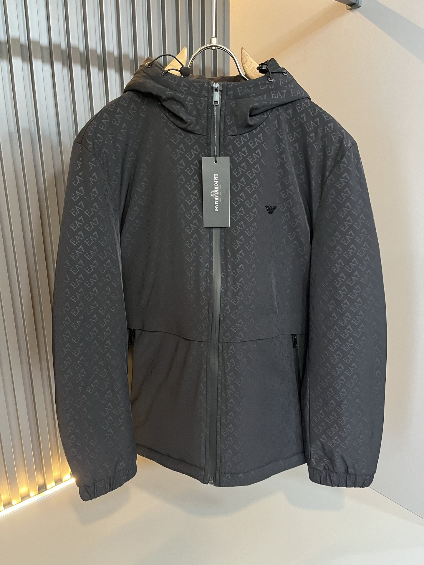 NO:614708,Arman 2025 autumn and winter casual cotton jackets, the latest fashionable casual zipper jackets, fashionable jackets! Trading company channels are rare, and they are sold simultaneously on the official website. The most anticipated high-quality goods by gods and goddesses are coming, allowing you to feel what real luxury has connotation! This jacket is made of professionally customized lightweight technical fabrics, with a clean, smooth and shiny surface. The texture is obvious through the screen. The upper body is comfortable, light and not stuffy, giving you the most enjoyable wearing experience!  Panoramic and exquisite logo pattern design!  It perfectly improves the overall sense of luxury and class, and you can get the high-end luxury atmosphere at a glance! The jacket is cut in a basic and conventional style, and the upper body is versatile, simple and unobtrusive. It can easily cope with various occasions and environments. It is undoubtedly a must-have product for daily commuting! Sizes M～3XL,,armani,jackets & coats,jackets & coats,alexander wang19860909Arman阿*尼 2025秋冬休闲棉服夹克外套,最新时尚休闲拉链夹克,时尚夹克外套!贸易公司渠道稀出,同步官网发售,男神女神最为期待的精品狠货重磅来袭,让你感受到什么叫真正的高奢有内涵!此款夹克外套选用专业定制的轻薄科技面料制成,表面整洁光滑且富有光泽,质感透过屏幕都显而易 见,上身舒适轻盈不闷热,给你最为享受的穿着体验！全景精致Logo图案设计！完美提升了整体的奢华档次感,一眼就能Get到的高端奢华气息!基础常规的夹克版型裁剪,上身百搭简约不挑人,轻松应对各种场合与环境,属于日常通勤必备的臻品无疑!尺码M～3XL,,armani,jackets & coats,jackets & coats,alexander wang,Men's clothing