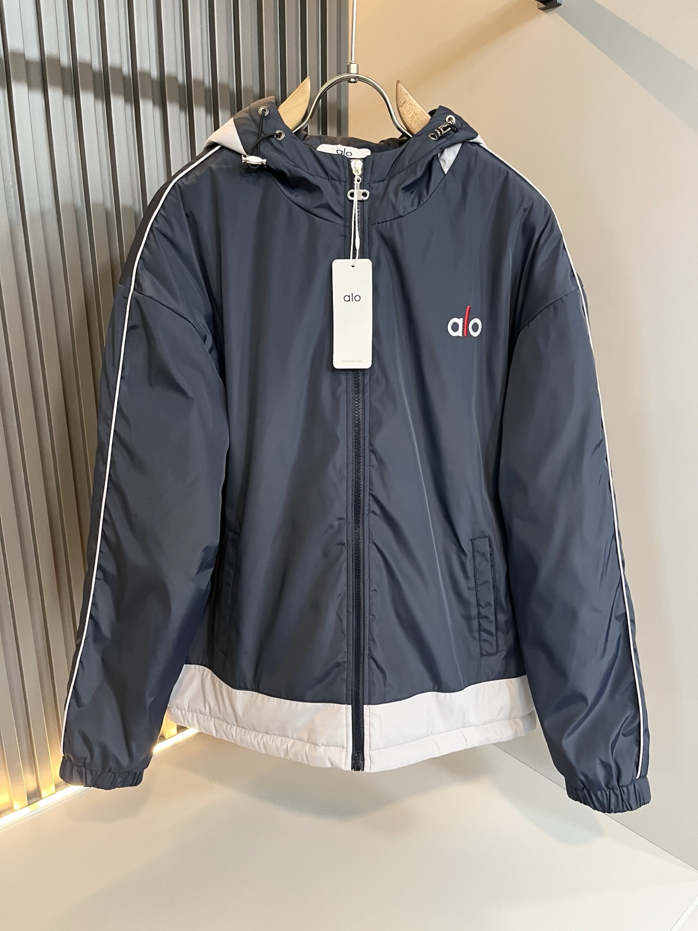 NO:612649,Alo2025 new autumn and winter series of items are online, a very fashionable and avant-garde cotton jacket for men and women, decorated with logo pattern embroidery!  It is different from the past and declares the design concept that the brand has inherited for many years!  Its eye-catching appeal is no less than any classic style, perfectly presenting the sense of fashion, high-end and luxury to the world!  Made of imported polyester fiber material, selected high-quality polyester fiber fabric, soft to the touch and skin-friendly, the actual product will definitely exceed your imagination. It is extremely comfortable and breathable, even if you sweat profusely, you will not feel greasy or stuffy. It maximizes sweat wicking and moisture absorption!  Size M-3XL,,jackets & coats,jackets & coats,alexander wang19860909Alo2025秋冬全新系列单品上线,非常时髦前卫的一款男女同款棉服夹克外套,标识logo图案刺绣修饰！区别于以往的不同,宣示品牌传承多年的设计理念！其吸睛度完全不亚于任何经典款式,将时髦高级感与奢华感完美呈现在世人眼前！客供进口聚酯纤维材质制成,精选优质聚酯纤维面料,触感软糯亲肤细腻,实物到手绝对超乎你的想象,贴身无比舒适透气,即便是汗流浃背也不会有腻身及闷热感可言,将排汗吸湿性发挥到了极致！尺码M-3XL,,jackets & coats,jackets & coats,alexander wang,Men's clothing