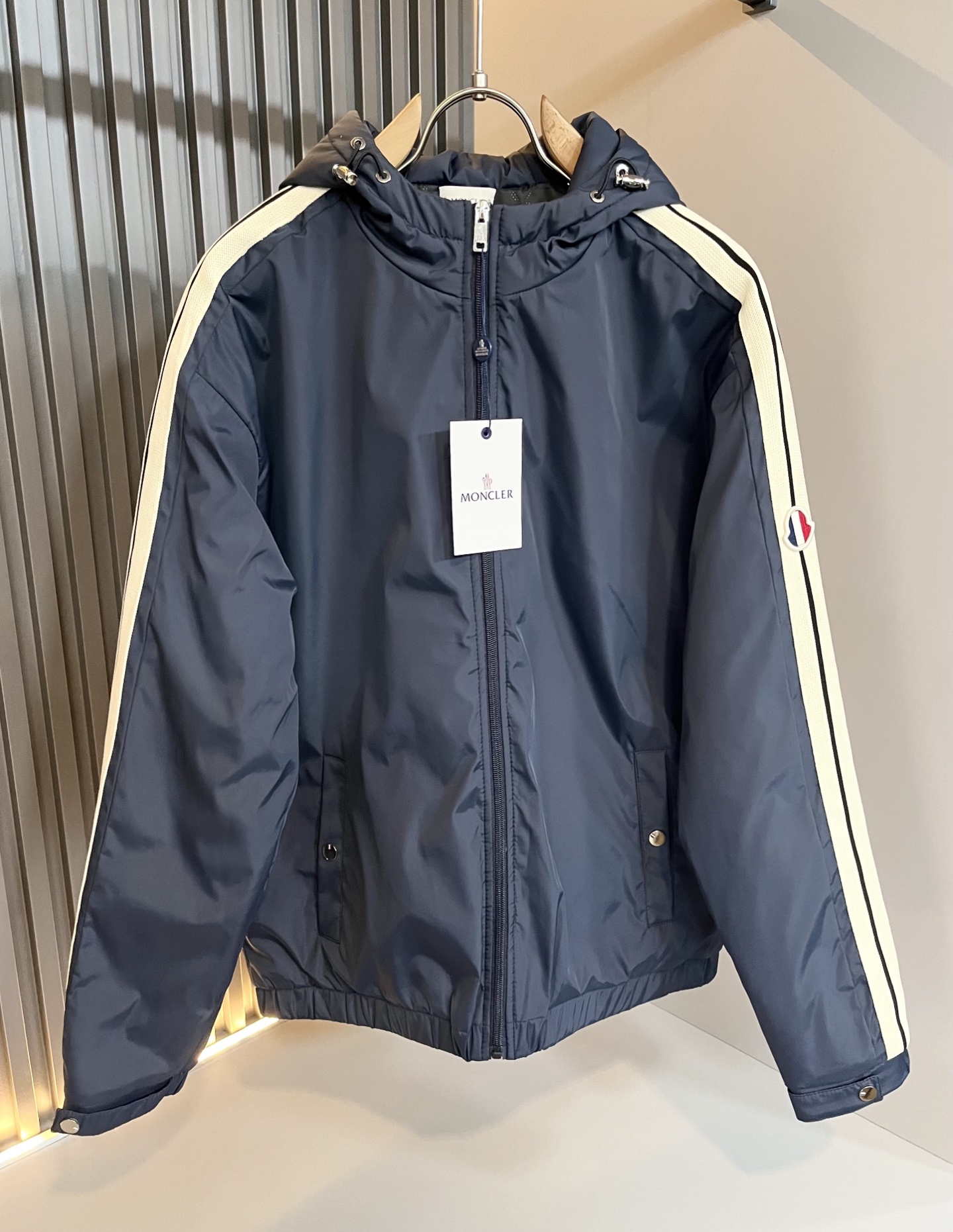 NO:614724,Monc*ler hooded*2025 autumn and winter classic cotton jacket, urban fashion and casual style!  Design original logo hardware accessories, super soft fabrics, handsome and popular jackets. Fashionable urban versatile style, quick-drying clothes, quick dehydration and drying after washing, breathable upper body and fashionable and beautiful. The specially supplied fabrics are knitted cotton fabrics imported from the UK. They have a light luster, unique texture, soft and smooth feel, and excellent details. It is not a product that can be compared with ordinary fabrics. The sleeves are decorated with classic embroidered labels, a very attractive design, and the hem and cuffs are elasticated.  Inseam hemming process, customized original logo hardware and accessories design!  The details are in place. It gives outdoor users a full experience and perfect protection, bringing us closer to the challenges of nature!  Minimalist design elements of the season, a must-have item for trendy men, perfect slim fit, highly recommended!  Size M-3XL,,Moncler,jackets & coats,jackets & coats,alexander wang19860909Monc*ler蒙*口 2025秋冬经典棉服夹克外套,都市时尚休闲款！设计原版logo五金配件,面料超软面料帅酷爆款夹克外套.时尚都市百搭款款,速干衣,水洗后快速脱水干爽,上身透气而且时尚靓丽,特供面料都是英国进口针织棉面料,淡淡光泽,质感独特,手感柔嫩顺滑,细节出色 不是一般面料所能对比的产品.袖子饰经典蒙口刺绣贴标,非常极具魅力的设计,下摆及袖口钧为松紧束口 内缝包边工艺,定制原版logo五金辅料设计！细节非常到位.给户外使用者充分的体验和完善的保护,让我们更接近大自然的挑战！极简当季的设计元素,潮男必备单品,完美修身版型,强烈推荐！尺码M-3XL,,Moncler,jackets & coats,jackets & coats,alexander wang,Men's clothing