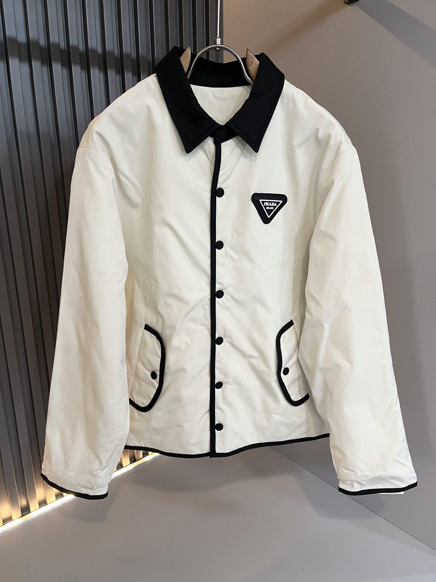 NO:612604,PRAD*A 2025 autumn and winter casual cotton jackets, the latest fashionable casual jackets, fashionable jackets! Trading company channels are rare, and they are sold simultaneously on the official website. The high-quality goods that men and women are most looking forward to are coming, allowing you to feel what real luxury has connotation! This jacket is made of P’s professionally customized lightweight technical fabrics. The surface is neat, smooth and shiny, and the texture is obvious through the screen. The upper body is comfortable and light for the most enjoyable wearing experience!  Exquisite accessories with logo laminated on the chest!  It perfectly enhances the overall sense of luxury and class, and you can get the high-end luxury atmosphere at a glance! The jacket is cut in a basic and conventional style, and the upper body is versatile, simple and unobtrusive. It can easily cope with various occasions and environments. It is undoubtedly a must-have product for daily commuting! Sizes M～2XL,, prada, jackets & coats, jackets & coats, alexander wang19860909PRAD*A普*达2025秋冬休闲棉服夹克外套,最新时尚休闲夹克,时尚夹克外套!贸易公司渠道稀出,同步官网发售,男神女神最为期待的精品狠货重磅来袭,让你感受到什么叫真正的高奢有内涵!此款夹克外套选用了P家专业定制的轻薄科技面料制成,表面整洁光滑且富有光泽,质感透过屏幕都显而易 见,上身舒适轻盈最为享受的穿着体验！胸前精致辅料Logo压胶配饰！完美提升了整体的奢华档次感,一眼就能Get到的高端奢华气息!基础常规的夹克版型裁剪,上身百搭简约不挑人,轻松应对各种场合与环境,属于日常通勤必备的臻品无疑!尺码M～2XL,,prada,jackets & coats,jackets & coats,alexander wang,Men's clothing