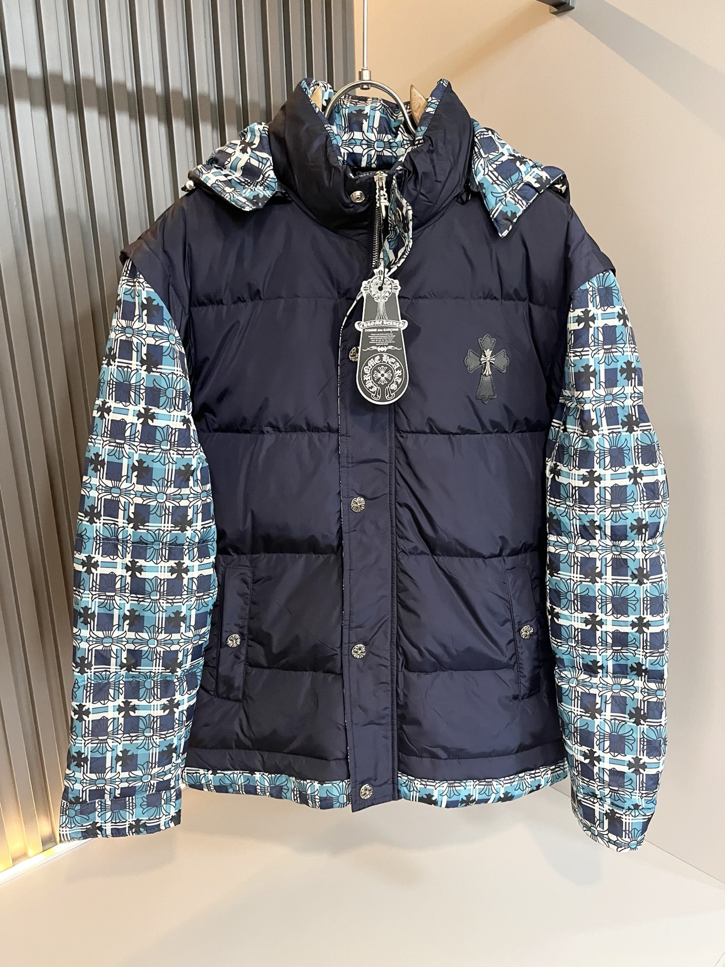 NO:612639,Chrome hear*s chrome hear*s new down jacket for autumn and winter 2025, the same style for men and women, a jacket that you can recognize from the bottom of your heart, and it will become more rare with the passage of time. The king of trendy high street is the trendy brand chrome hear*s chrome hear*s. To be honest, wearing Chrome hear*s is very fashionable. If you even match it with denim, it will be trendy and popular on the street. It is made of custom-made original polyester fiber material and filled with 95 white duck down design!  The feel of the fabric is outstanding, and this kind of comfort feels great when worn on the body. The upper body is really not picky, and the casual and chic taste is particularly sufficient, which enhances the sense of fashion and appearance. Moreover, this type of pants is particularly easy to match with various types of shoes. The recognition is there, with the matching leather logo design on the chest!  Heavy customization!  Tough enough, not easy to wear, the details are very good. Sizes M-3XL,,chrome hearts,chrome hearts,jackets & coats,jackets & coats,down jacket,alexander wang19860909Chrome hear*s克*心 2025秋冬新款羽绒夹克外套,男女同款一款让你从心底认可的夹克,并且经过时间的推移而让你更加珍稀,潮流的高街之王,那就是潮牌chrome hear*s克*心,穿克罗心的实话讲很潮了,如果连牛仔也一起搭配,那就是潮爆了,潮爆街头没话说.定制原版聚酯纤维材质制成,内里填充95白鸭绒设计！面料手感一绝,这种舒适感穿在身上,上身真心不挑人,休闲潇洒的味道特别足,提升时尚感和颜值,并且这样的裤型特别好搭配各种类型的鞋子.辨识度就在哪里,胸前皮革logo搭配设计！重工定制！韧性足,不易磨损,细节工艺非常到位.尺码M-3XL,,chrome hearts,chrome hearts,jackets & coats,jackets & coats,down jacket,alexander wang,Men's clothing