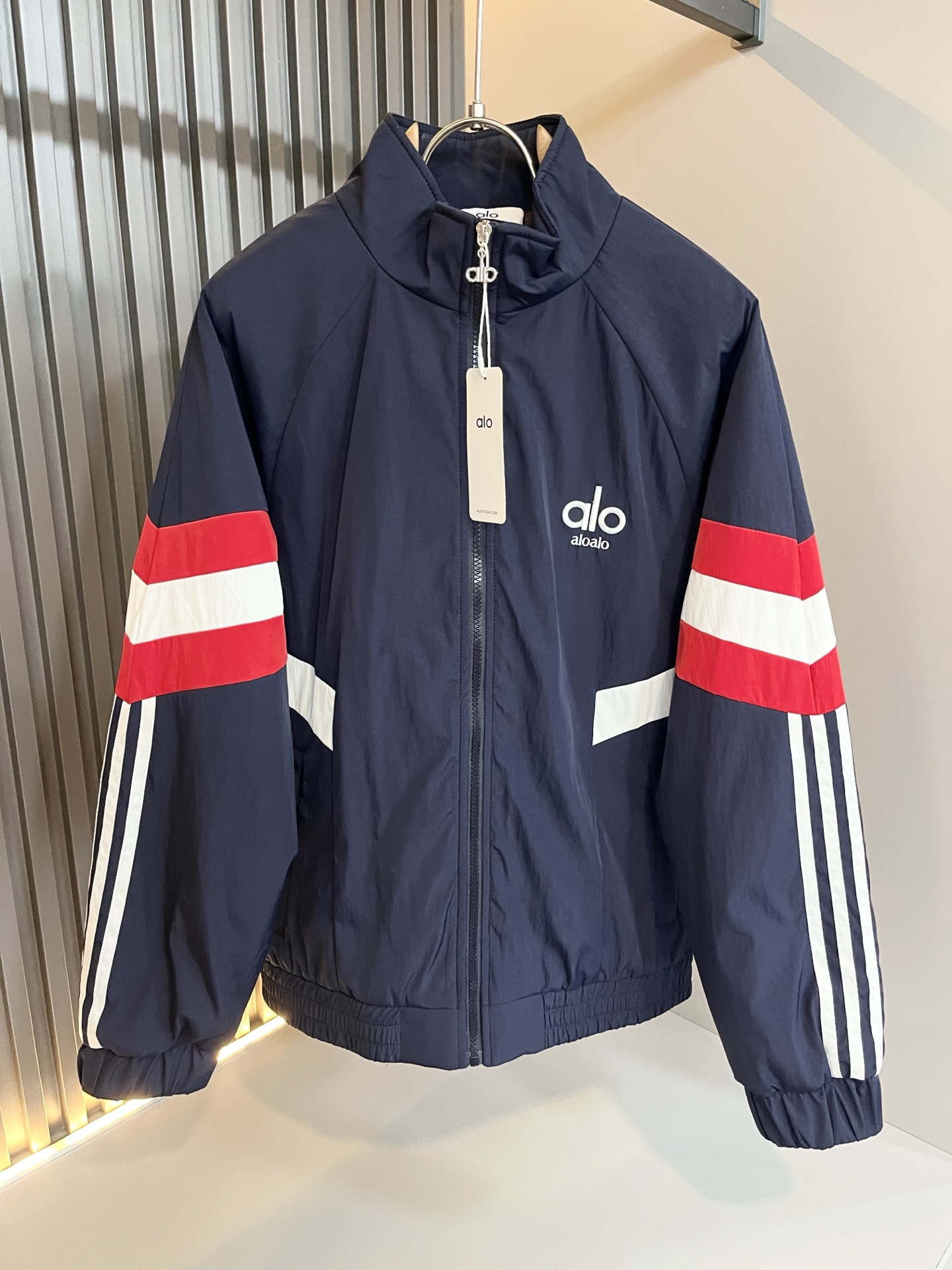 NO:612614,Alo2025 new autumn and winter series of items are online, a very fashionable and avant-garde cotton jacket for men and women, decorated with logo pattern embroidery!  It is different from the past and declares the design concept that the brand has inherited for many years!  Its eye-catching appeal is no less than any classic style, perfectly presenting the sense of fashion, high-end and luxury to the world!  Made of imported polyester fiber material, selected high-quality polyester fiber fabric, soft to the touch and skin-friendly, the actual product will definitely exceed your imagination. It is extremely comfortable and breathable, even if you sweat profusely, you will not feel greasy or stuffy. It maximizes sweat wicking and moisture absorption!  Size M-3XL,,jackets & coats,jackets & coats,alexander wang19860909Alo2025秋冬全新系列单品上线,非常时髦前卫的一款男女同款棉服夹克外套,标识logo图案刺绣修饰！区别于以往的不同,宣示品牌传承多年的设计理念！其吸睛度完全不亚于任何经典款式,将时髦高级感与奢华感完美呈现在世人眼前！客供进口聚酯纤维材质制成,精选优质聚酯纤维面料,触感软糯亲肤细腻,实物到手绝对超乎你的想象,贴身无比舒适透气,即便是汗流浃背也不会有腻身及闷热感可言,将排汗吸湿性发挥到了极致！尺码M-3XL,,jackets & coats,jackets & coats,alexander wang,Men's clothing