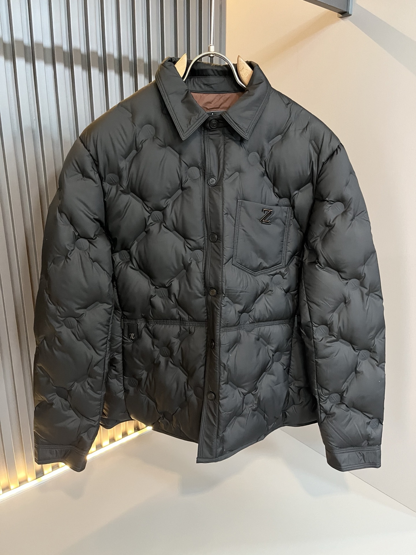 NO:614733,Ermenegildo Zeg*a 2025 new autumn and winter men's down jacket jacket, official website synchronization!  Foreign trade company orders!  Wear-resistant material provided by customers, it is one of Zegna’s classic proprietary fabrics!  The texture is light, soft and delicate to the touch, and filled with 90% white duck down!  But the shape is straight and stylish!  It adopts a multi-layer structure and is windproof. The pockets are decorated with details, which is the ultimate in luxury... a perfect interpretation of high-quality appearance!  Size M-3XL,,zegna,jackets & coats,jackets & coats,down jacket,alexander wang19860909Ermenegildo Zeg*a杰*亚 2025秋冬新品男士羽绒服夹克外套,官网同步！外贸公司订单！客供耐磨材质,是杰尼亚经典的专有织物之一！ 质地轻盈、触感又柔软细腻、内里填充90白鸭绒！但型态又笔挺有型！ 采用多层结构、具备防风性能. 口袋饰有细节、奢华极致… 完美演绎高品质品相！尺码M-3XL,,zegna,jackets & coats,jackets & coats,down jacket,alexander wang,Men's clothing