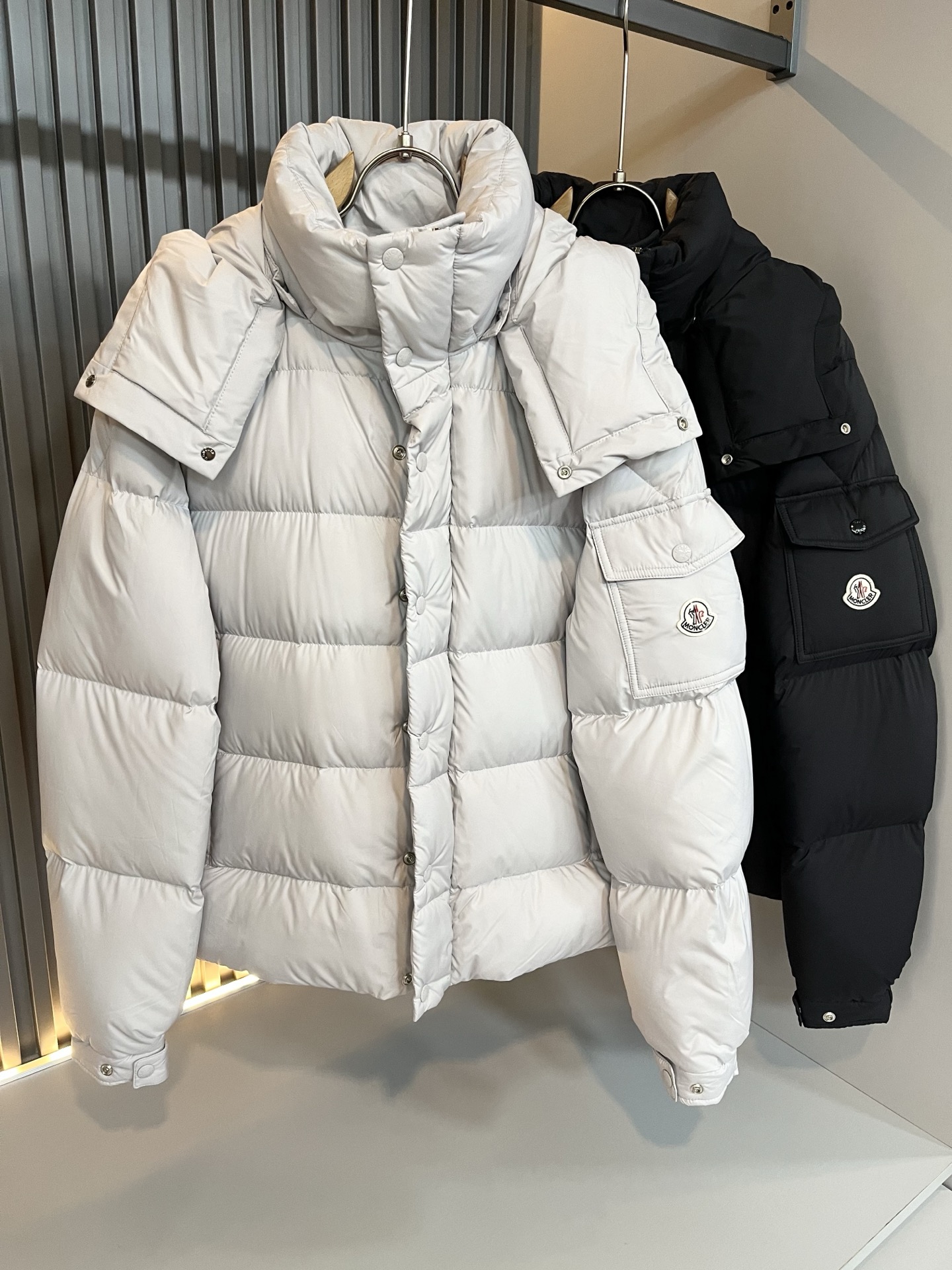 NO:612634,Mon*ler 2025 autumn and winter new men's and women's same style down jacket!  The final model of the year is unveiled...a classic model that combines craftsmanship and craftsmanship. High-fashion fashion charm, high-quality appearance. Designed with high-end polyester fiber fabrics for customers. The texture and feel are undoubtedly superior. The matte black shows natural color, soft and comfortable, and has excellent breathability and velvet locking. Simple and rich  It has unique charm. European standard DIST90 white goose down is used as filling, proportional matching, the fluffiness and texture can reach the feeling of falling into the hand, light and warm without odor. Fashionable... Customer-engraved brand metal snaps and double-ended zipper opening and closing highlight the neat temperament, sleeves logo design!  The chest is embellished with embossed logo hardware accessories!  The three-dimensional craftsmanship and texture are achieved. The creator of new punctuation. Sizes 1-5, Moncler, down jacket, alexander wang19860909Mon*ler蒙口 2025秋冬新款男女同款羽绒服 ！年度的压轴款登场...匠心技艺于一身的经典款.高时尚的时装韵味,颜值高配款.客供高端聚脂纤维面料设计,质感及手感毋庸置疑的优越,哑光黑呈现自然色泽,柔软舒适,透气锁绒性极佳.简洁而富有独特魅力.欧标DIST90白鹅绒做为填充,比例性搭配,蓬松感和质感达到坠手的感觉,轻盈保暖无异味.时尚玩转...客供镌刻品牌金属按扣及双头拉链开合彰显利落的气质感,袖子logo设计！胸口点缀浮雕式logo五金辅料！立体工艺质感达到.新式标点的缔造者.尺码1-5码,,Moncler,down jacket,alexander wang,Men's clothing