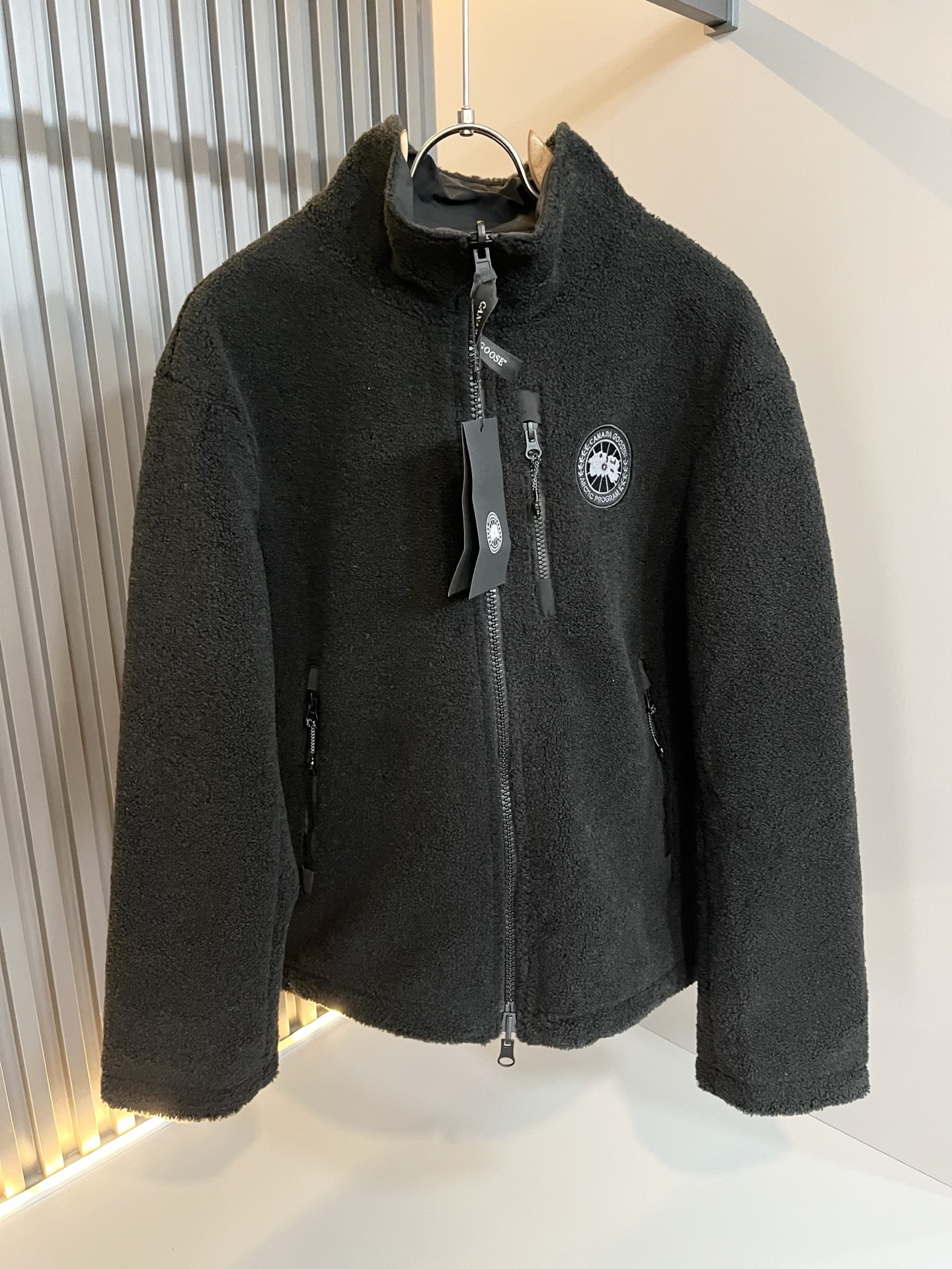 NO:614712,/Canada Goose Reversible!  2025 new autumn and winter men's polar fleece jackets, outdoor brands that may come to mind first are Canada Goose and Archaeopteryx. It gives people a feeling of label testing!  In addition to its considerable attainments in style design, the most obvious or best thing is that it has deeper unique insights and attainments in fabrics. Through continuous structural research and problem solving, it is characterized by unique research on fabrics. These alone are enough to support it to become one of the leading new logo brand images in the clothing manufacturing industry. This model is made of quick-drying fabric!  Polar fleece fabric design!  Through precision workmanship, the hand feels smooth and soft, and it has both natural beauty and comfort. The large body shape is simple and clean, and the fabric shows a different hazy structural beauty. It is exclusively customized by opening a mold. The fabric tests the skills of the workers and can be smooth and compliant without wrinkles!  Sleeve logo pattern badge design!  It really tests the handicrafts of each master!  It makes the whole thing clean and neat, without leaving a trace of thread. Nowadays, the neutrality that is pursued in life is also more refined in life!  Size M-3XL,arc'teryx,jackets & coats,jackets & coats,alexander wang19860909/加拿大鹅 双面穿！2025秋冬新款男士摇粒绒夹克外套,户外品牌可能大家第一想到的就是加拿大鹅、始祖鸟.给人一种标签试的感觉！除了在款式设计上颇有造诣之外,最明显或者说最为拿手的,应该就是在面料上的拥有更深独特见解跟造诣了.通过不断地结构研究和问题处理,在以面料独特研究为特征,仅凭这些就已经足以支撑其成为服装制造行业中,首屈可数的新标志品牌形象.此款采用速干面料材质！摇粒绒面料设计！通过精工手感细滑柔软,同时兼具自然美感跟舒适度.大身上版型裁剪简洁干净,面料上显现出了不一样朦胧的结构性美感来.独家开模定制而成,面料及其考验工人的技术,能做到平整服帖又不起皱！袖子logo图案徽章设计！真的是很考验每位师傅的手工制作！使得整体干净利索,不留一丝线头.现在对于生活有所追求的中性也在生活中更为精致！尺码M-3XL,arc'teryx,jackets & coats,jackets & coats,alexander wang,Men's clothing