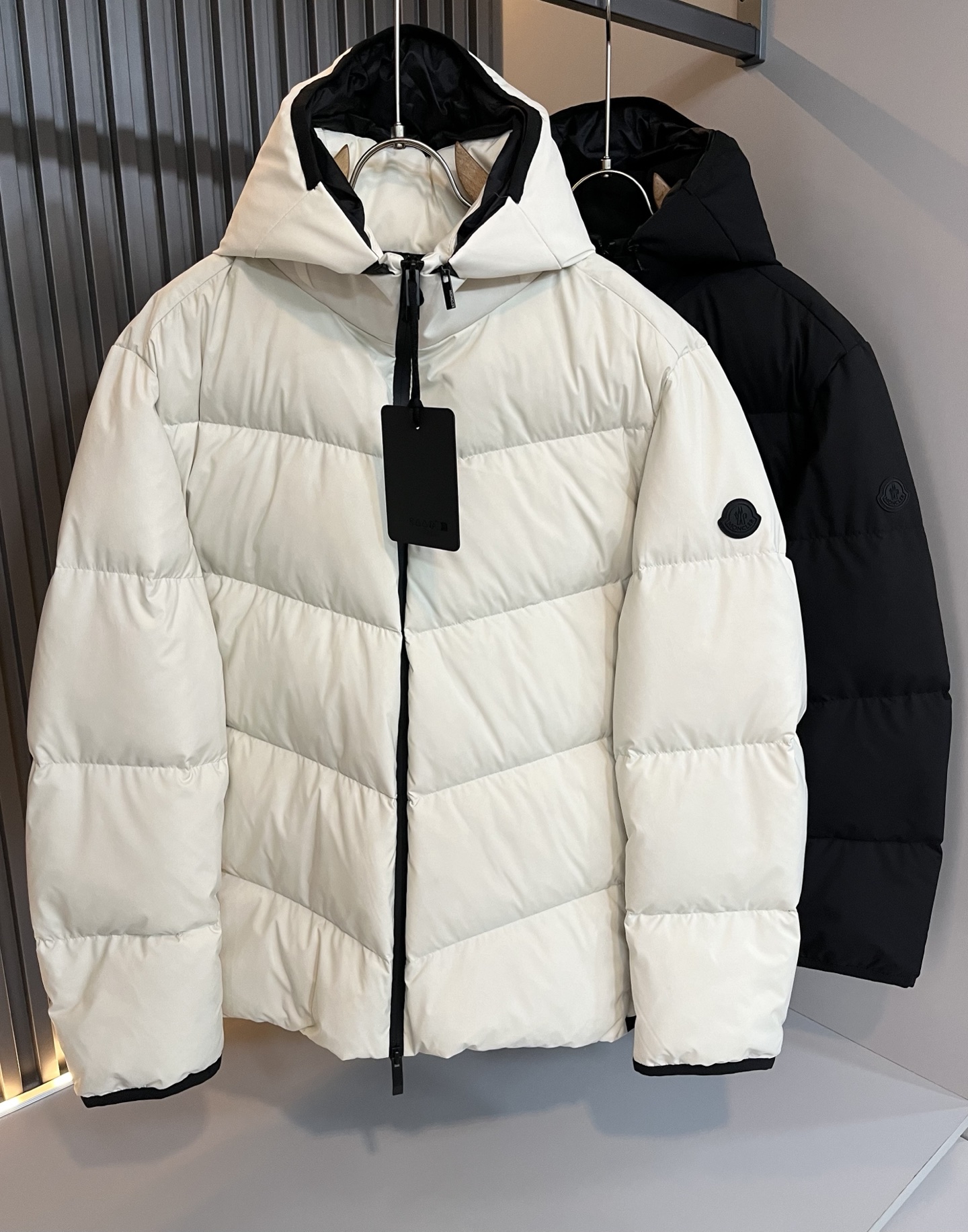 NO:612608,Mon*ler 2025 autumn and winter new men's and women's same style down jacket!  The final model of the year is unveiled...a classic model that combines craftsmanship and craftsmanship. High-fashion fashion charm, high-quality appearance. Designed with high-end polyester fiber fabrics for customers. The texture and feel are undoubtedly superior. The matte black shows natural color, soft and comfortable, and has excellent breathability and velvet locking. Simple and rich  It has unique charm. European standard DIST90 white goose down is used as filling, proportional matching, the fluffiness and texture can reach the feeling of falling into the hand, light and warm without odor. Fashionable... Customer-engraved brand metal snaps and double-ended zipper opening and closing highlight the neat temperament, sleeves logo design!  The chest is embellished with embossed logo hardware accessories!  The three-dimensional craftsmanship and texture are achieved. The creator of new punctuation. Sizes 1-5, Moncler, down jacket, alexander wang19860909Mon*ler蒙口 2025秋冬新款男女同款羽绒服 ！年度的压轴款登场...匠心技艺于一身的经典款.高时尚的时装韵味,颜值高配款.客供高端聚脂纤维面料设计,质感及手感毋庸置疑的优越,哑光黑呈现自然色泽,柔软舒适,透气锁绒性极佳.简洁而富有独特魅力.欧标DIST90白鹅绒做为填充,比例性搭配,蓬松感和质感达到坠手的感觉,轻盈保暖无异味.时尚玩转...客供镌刻品牌金属按扣及双头拉链开合彰显利落的气质感,袖子logo设计！胸口点缀浮雕式logo五金辅料！立体工艺质感达到.新式标点的缔造者.尺码1-5码,,Moncler,down jacket,alexander wang,Men's clothing