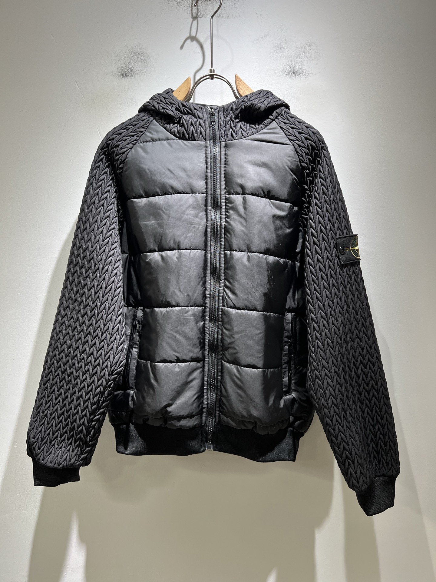 NO:612706,StoneIsland Stone Island 2025 autumn and winter men's cotton jacket, the latest fashionable casual jacket, rarely available through trading company channels, simultaneous official website sale, sleeves logo pattern design!  The high-quality products that the male god is most looking forward to are coming, allowing you to feel what true luxury has connotation! Full of brand style!  Your most enjoyable wearing experience! It perfectly enhances the overall sense of luxury and class, and you can get the high-end luxury atmosphere at a glance!  The upper body is versatile, simple and not fussy, and can easily cope with various occasions and environments. It is undoubtedly a must-have item for daily commuting! Sizes M-3XL,,jackets & coats,jackets & coats,alexander wang19860909StoneIsland 石头岛2025秋冬男士棉服夹克外套,最新时尚休闲夹克,贸易公司渠道稀出,同步官网发售,袖子logo图案设计！男神最为期待的精品狠货重磅来袭,让你感受到什么叫真正的高奢有内涵!满满的品牌风格！你最为享受的穿着体验! 完美提升了整体的奢华档次感,一眼就能Get到的高端奢华气息！上身百搭简约不挑人,轻松应对各种场合与环境,属于日常通勤必备的臻品无疑!尺码M-3XL,,jackets & coats,jackets & coats,alexander wang,Men's clothing