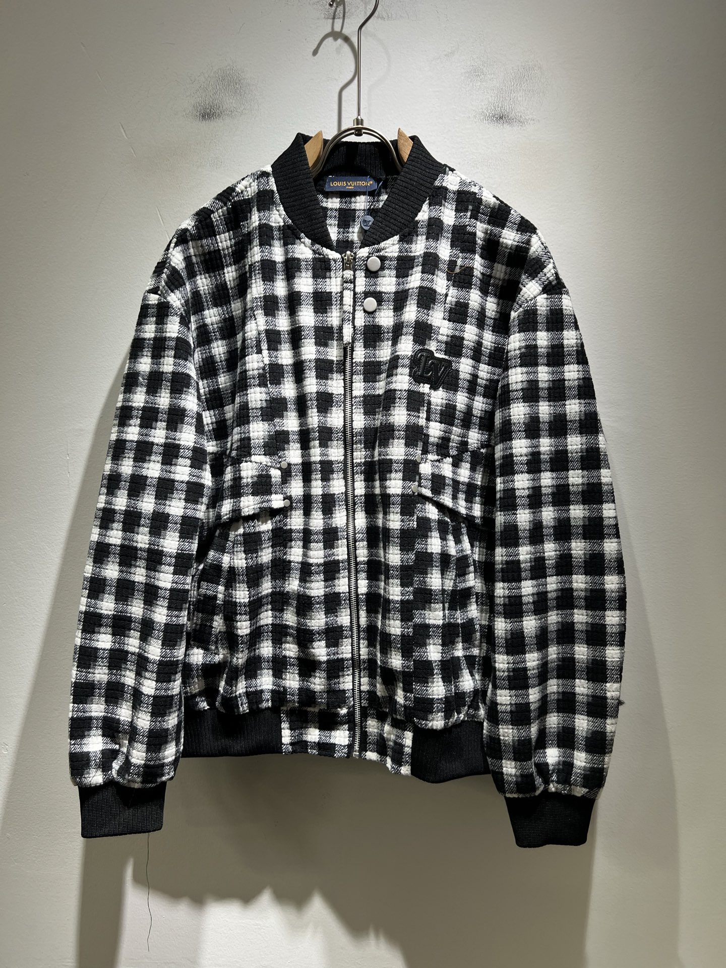 NO:612700,Louis Vuit*on 2025 autumn and winter new light luxury men's and women's jackets!  The new high-end of the Louis family, the details and quality are always so flawless, and the creative designs are endless. If you don't buy a few pieces of Louis this autumn and winter, you can't be considered a fashionista. It is unparalleled and interprets the iconic elements of Louis, and it is really something that everyone loves. Made of top-grade velvet fabric, super soft and tough, and the breathability is also excellent. From world-class trade-level OEM channels, the quantity is extremely rare and sold out. 'Donkey Brand' is a presbyopic item released every year!  The original logo has an unusual texture and is clean and neat. This is the Louis family's unique skill and the latest craftsmanship of this season. The level of detail has reached the top, and the loose three-dimensional tailoring is a unique design. It is a fusion of luxury and fashion!  Size M-4XL,,louis vuitton,louis vuitton,louis vuitton,jackets & coats,jackets & coats,alexander wang19860909Louis Vuit*on 路易*登 2025秋冬新款轻奢男女同款夹克外套！路易家族的新高端,细节品质永远的那么完美无瑕,创意设计层出不穷.今年秋冬季节没有入手几件路易你算不上时尚达人.无与伦比,诠释路易的标志性元素,实属人见人爱的东西.顶级绒棉面料打造,超级柔软且具有韧性,透气感也是绝佳.来自世界级贸易级别的代工厂渠道,数量极其稀少售完无补.“驴牌”每年都会出的老花单品！原版Logo呈现不一般的质感,干净俐落.这是路易家族的看家绝活也是本季度的最新工艺.细致化程度已经达到顶端了,宽松立体剪裁的版型设计堪称一绝.属于奢华与时尚的融合！尺码M-4XL,,louis vuitton,louis vuitton,louis vuitton,jackets & coats,jackets & coats,alexander wang,Men's clothing