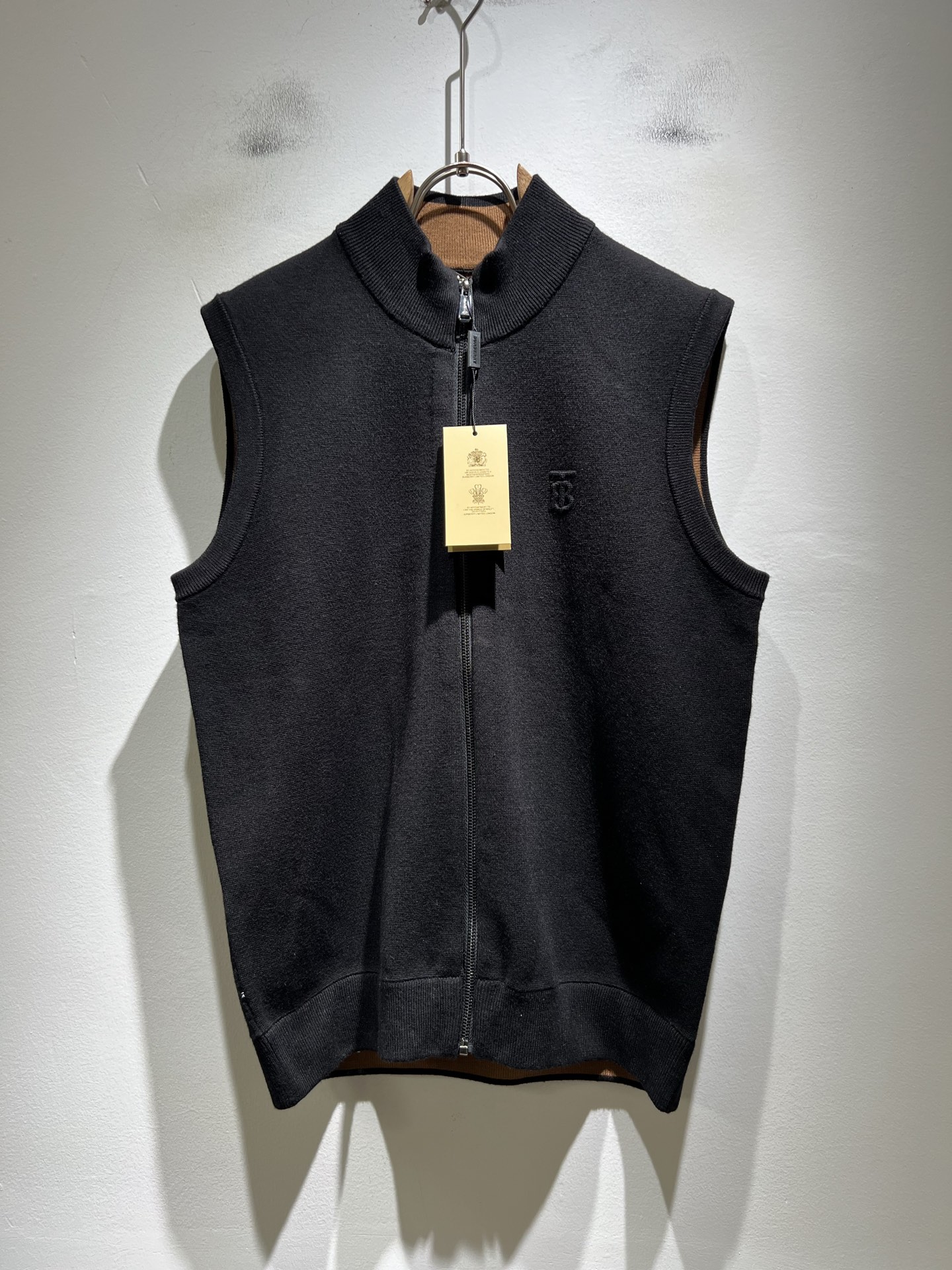 NO:612696,Bur*erry 2025 autumn and winter new knitted vest sweater, the brand's classic design elements!  It’s neither monotonous nor complicated, just the right amount to show off your taste!  Glued logo pattern design on the chest!  Customized wool fabrics for customers!  Comfortable and breathable are not a problem at all, and the unique luxury feel of the fabric presents a simple and elegant temperament!  Every detail is in sync with high-end fashion. Sizes: M-3XL, burberry, alexander wang19860909Bur*erry 巴*莉 2025秋冬新款针织马甲羊毛衫,品牌经典设计元素！既不单调也不复杂,恰到好处的展现品味！胸前压胶logo图案设计！客供定制羊毛面料！舒适透气根本不在话下,面料独具的高奢感呈现简约优雅气质！每一处细节都是与高端时尚同步的体现.尺码:M-3XL,,burberry,alexander wang,Men's clothing