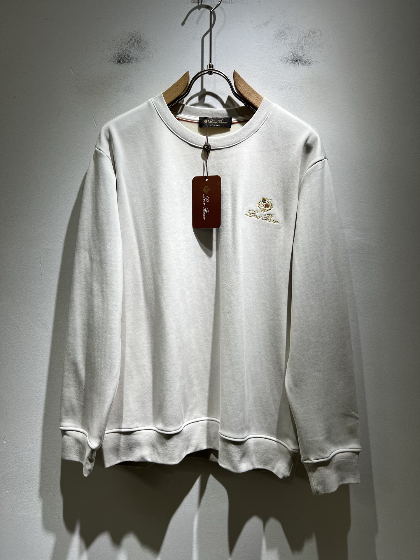 NO:612691,Loro Piana Nuoyou Piana plus velvet style!  2025 autumn and winter new men's sweatshirts, orders from foreign trade companies!  Logo embroidery design on the chest!  Customer-supplied baby velvet cotton material, one of the classic proprietary fabrics!  The texture is light, soft and delicate to the touch, but the shape is straight and stylish!  It adopts multi-layer structure and has windproof performance. Details and ultimate luxury... perfectly interpret high-quality appearance. Sizes M-3XL,,loro piana,hoodie,sweatshirts,alexander wang19860909Loro Piana诺悠翩雅 加绒款！2025秋冬新品男士卫衣,外贸公司订单！胸前logo图案刺绣设计！客供婴儿绒棉材质,经典的专有织物之一！ 质地轻盈、触感又柔软细腻、但型态又笔挺有型！ 采用多层结构、具备防风性能. 细节、奢华极致… 完美演绎高品质品相.尺码M-3XL,,loro piana,hoodie,sweatshirts,alexander wang,Men's clothing