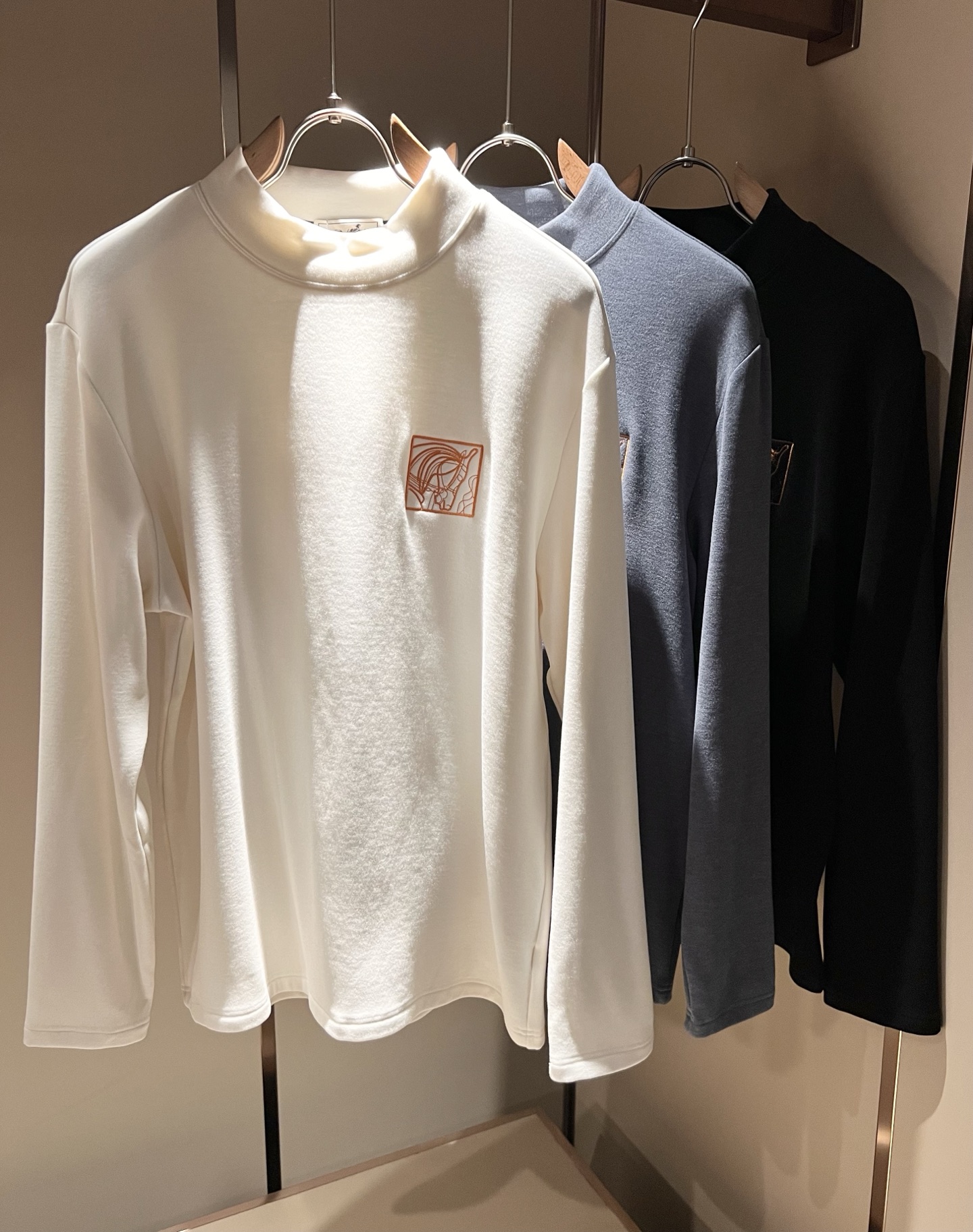 NO:614776,Her*mes 2025 autumn and winter new men's long-sleeved base T-shirt, a newly upgraded and versatile basic style, low-key luxury, and a choice of quality!  Select high-quality selected pure cotton fabrics!  Embroidered logo design on the chest!  Created to enjoy a relaxed and comfortable wearing experience, the craftsmanship is meticulous and highly recognizable, showing a new brand micro-label culture!  Classic and perfect design, precise cutting. Simple and elegant style, but also able to show fashionable charm in daily leisure life. Sizes M-3XL, tees, t-shirt, alexander wang19860909Her*mes爱*仕2025秋冬新款男士长袖打底T恤,全新升级百搭基础款,低调奢华,品格之选！甄选优质精选纯棉面料！胸前刺绣logo设计！打造而成,享受轻松自在的穿着体验,工艺细致,辨识度极高,展现全新品牌微标文化！经典完美版型设计,在裁剪上精准到位.简约大气风格,又能在日常休闲生活中展现时尚魅力.尺码M-3XL,,tees，t-shirt,alexander wang,Men's clothing