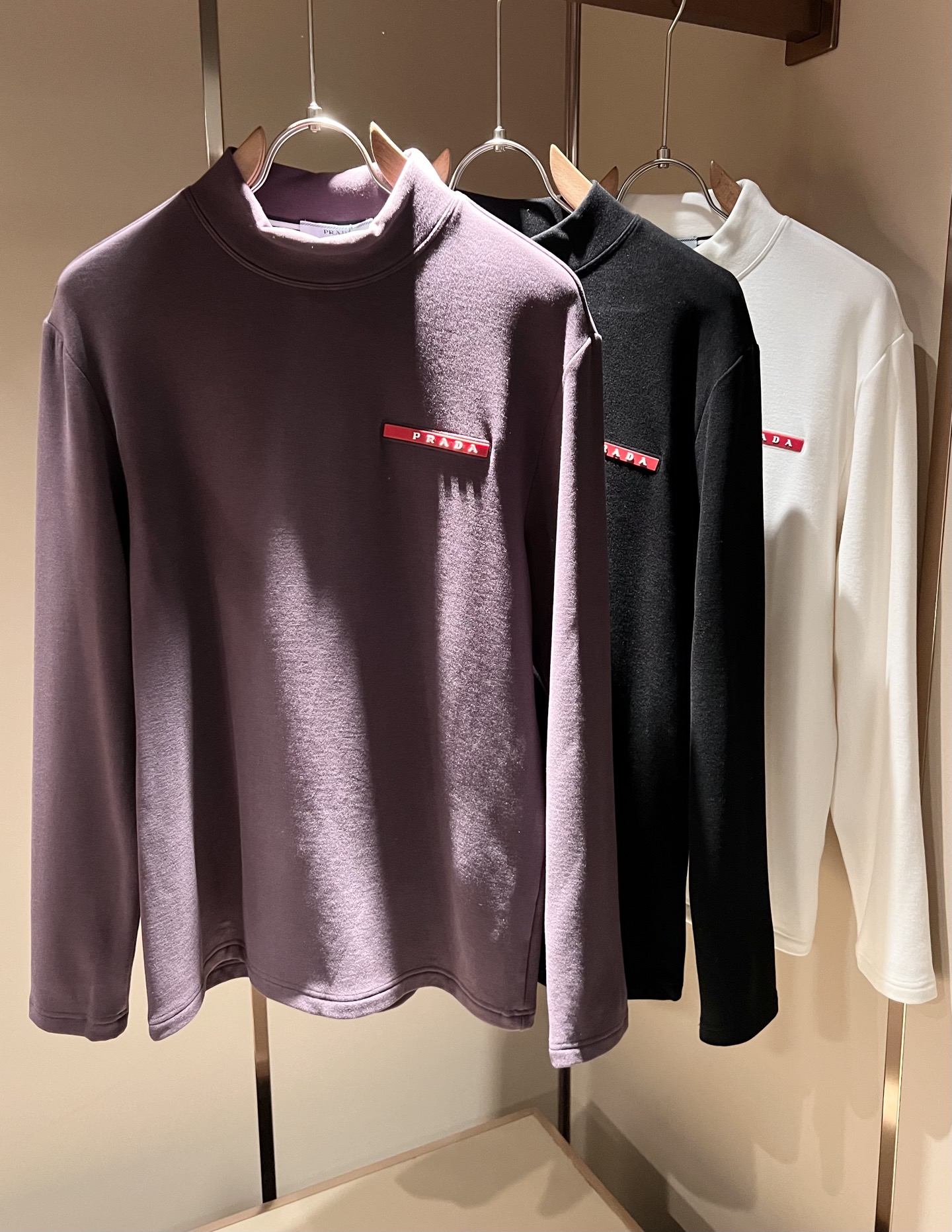 NO:614771,PRAD*A's new 2025 autumn and winter men's long-sleeved bottoming shirt, the latest model is exclusively available on the entire network!  !  ~It is both classic and fashionable, who doesn’t love it? It shows the classic again, it is very eye-catching, and it has a low-luxury aura and recognition!  Pr*da's traditional brand concept and modern advanced technology are perfectly combined. Coupled with an extremely modern and simple design, Pr*da's exclusive logo pattern strip design!  Customized 100% imported velvet cotton fabric!  The texture of this model is quite impressive. You can tell the specifications and grades at your fingertips. The level of finesse and breathability are top-notch!  Size M-3XL,,prada,alexander wang19860909PRAD*A普*达2025秋冬新款男士长袖打底衫,最新款全网独家首上！！~既经典有时尚百搭,谁不爱啊,将经典再次展现,非常的耐看,自带低奢光环与辨识度！Pr*da传统的品牌理念和现代化的先进技术进行了完美结合.加上极其现代摩登风范的简约设计,p家专属logo图案胶条设计！定制百分百进口绒棉面料！此款的质感相当感人 触手便知规格档次 细腻程度与透气效果堪称顶级！尺码M-3XL,,prada,alexander wang,Men's clothing